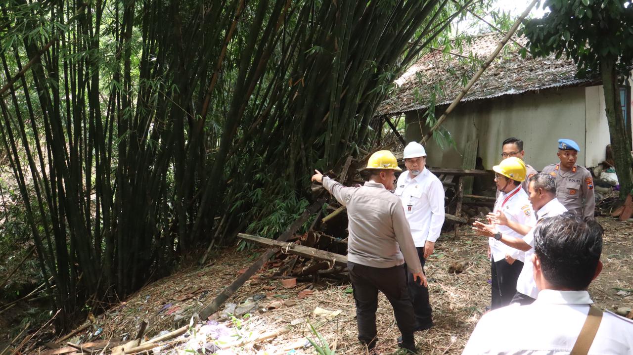 CEK LOKASI - Forkopimcam Bodeh Pemalang dan Kapolres saat meninjau titik lokasi pembangunan jembatan Presisi di Desa Kebandaran.