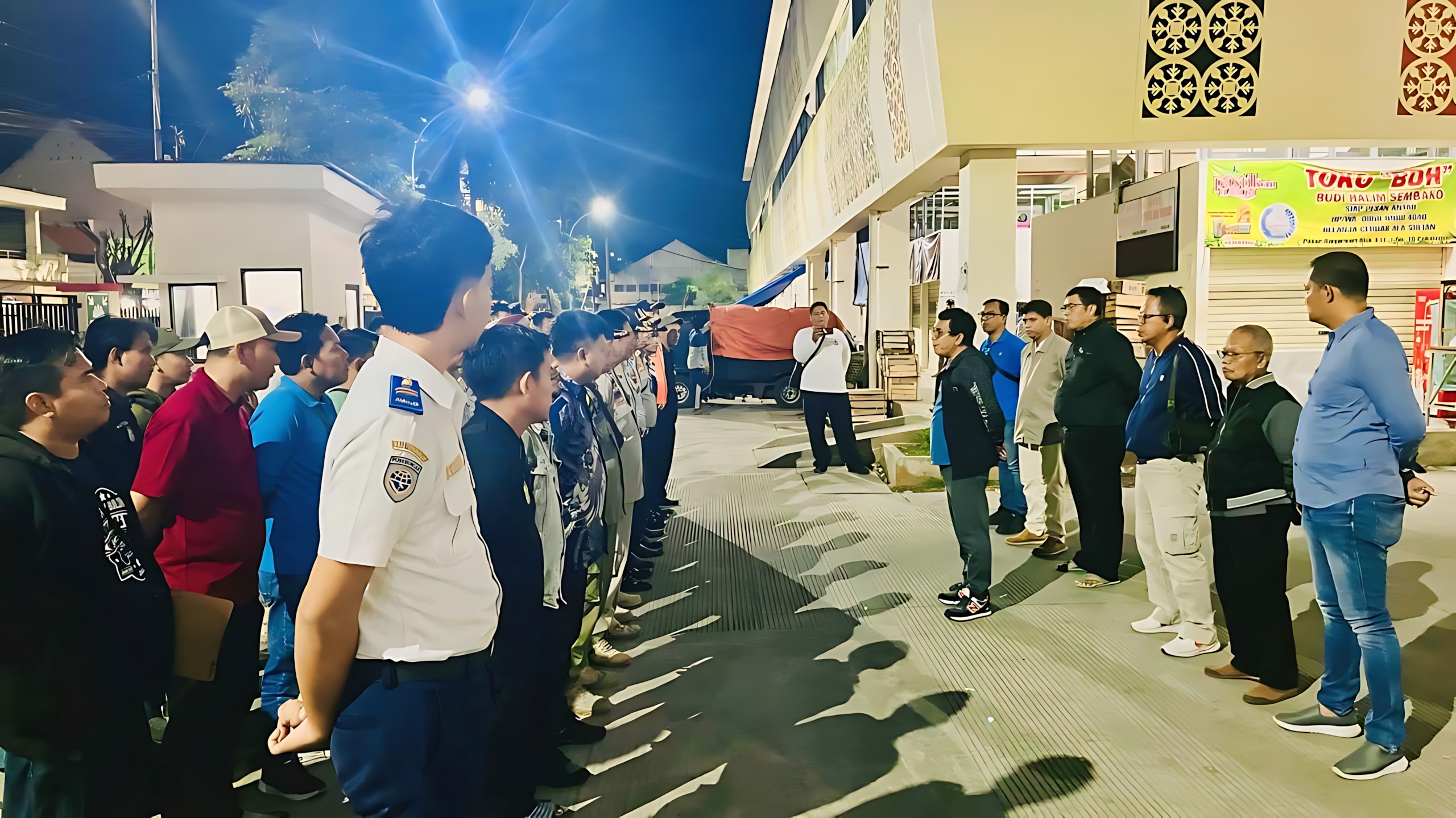 PENERTIBAN PASAR - Tim Gabungan dari berbagai unsur saat menggelar apel penertiban pasar Banjarsari beberapa&nbsp;waktu kemarin.