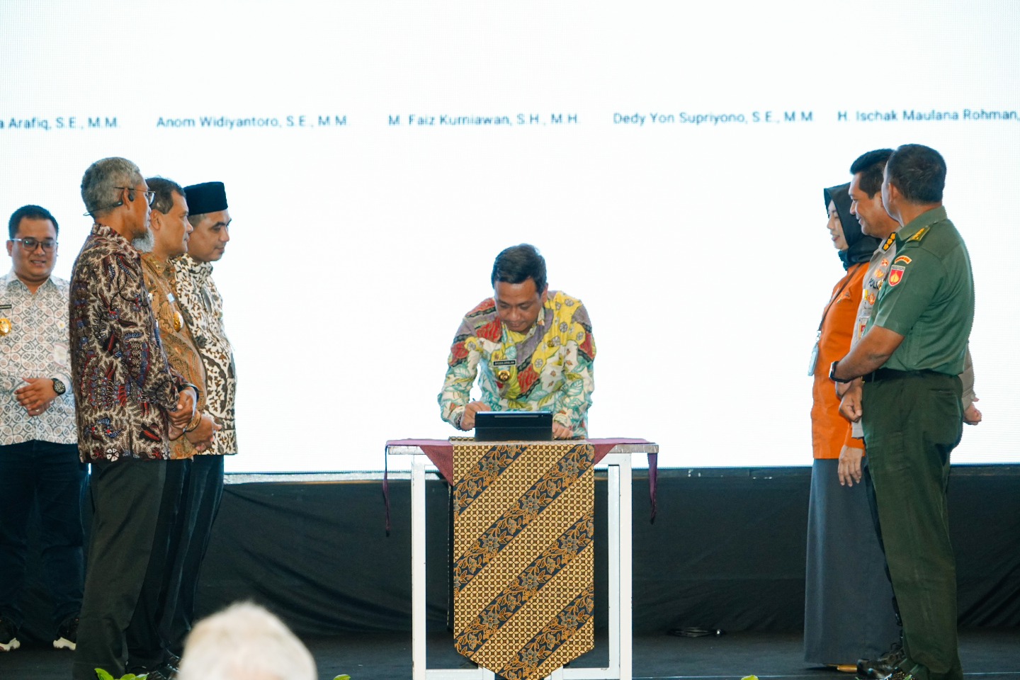 TANDA TANGAN - Walikota Pekalongan Aaf, saat tandatangani kesepakatan dalam Komitmen Bersama Pencapaian Target Kinerja Ketahanan Pangan Jateng 2026, Surakarta, Rabu (14/1/2026).
