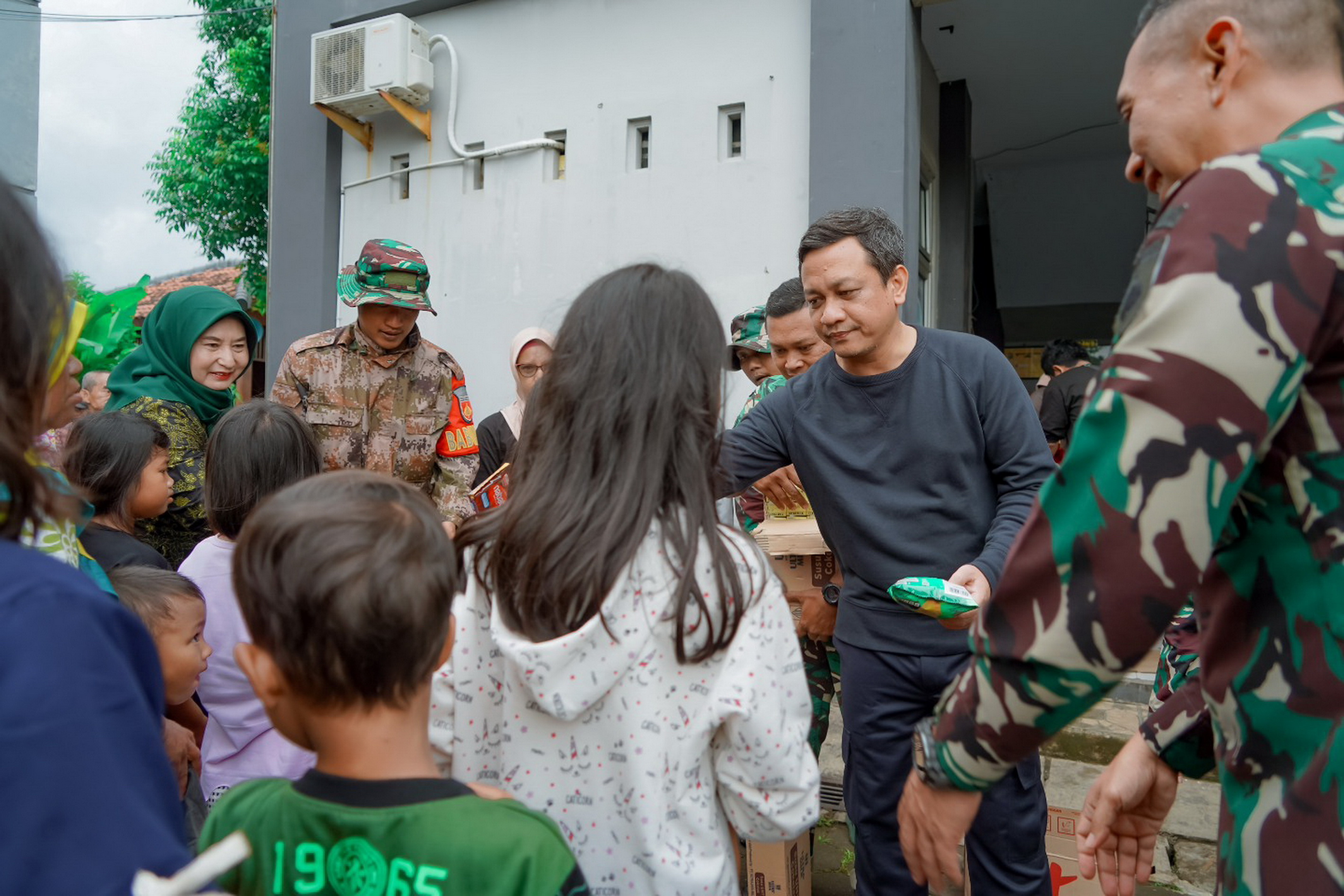 BERBAGI MAKANAN - Walikota Aaf turun langsung ke pengungsian, dan sempatkan berbagai makanan langsung kepada warga Pekalongan Barat, di aula Kantor Kecamatan barat, Minggu (18/1/2026).