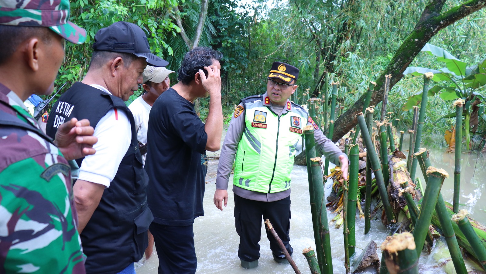 JEBOL: Kapolres Pekalongan AKBP Rachmad C. Yusuf saat meninjau tanggul Sungai Sragi Lama jebol.