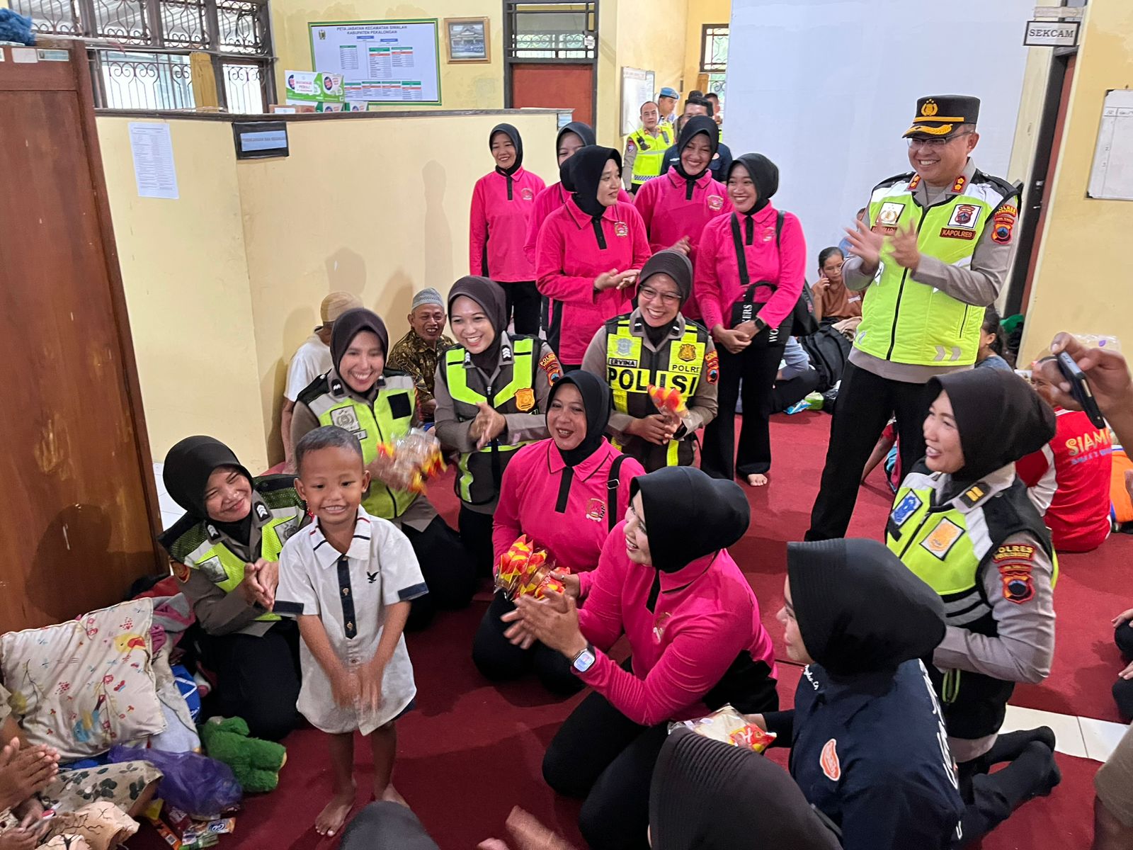 MENGHIBUR: Bhayangkari dan Polres Pekalongan saat memberi hiburan kepada pengungsi banjir di Siwalan, Kabupaten Pekalongan.