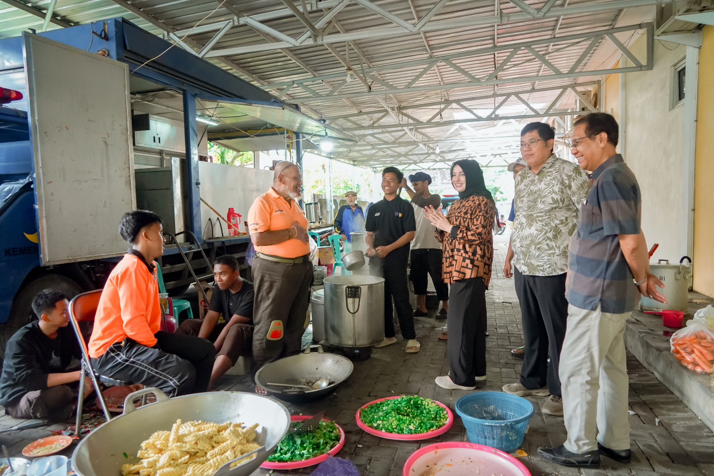 TINJAU - Wakil Walikota Hj Balgis Diab saat mengecek langsung dapur umum yang beroperasi di halaman Kantor Dinas Sosial Kota Pekalongan, Minggu (18/1/2026).