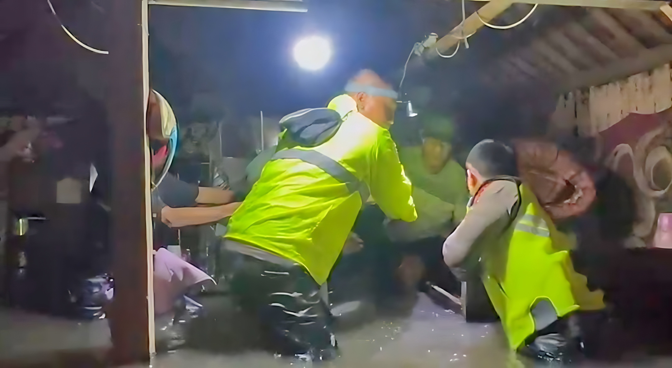 EVAKUASI &ndash; Tim gabungan saat evakuasi lansia yang terjebak banjir di Kampung Baru Tirto, pada Sabtu (17/1/2026).