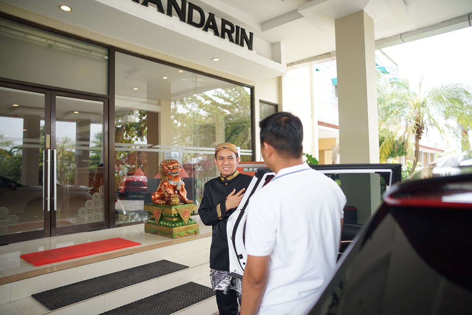 RAMAH - Tamu akan selalu disambut dan dilayani dengan ramah oleh tim Parkside Mandarin Hotel Pekalongan.