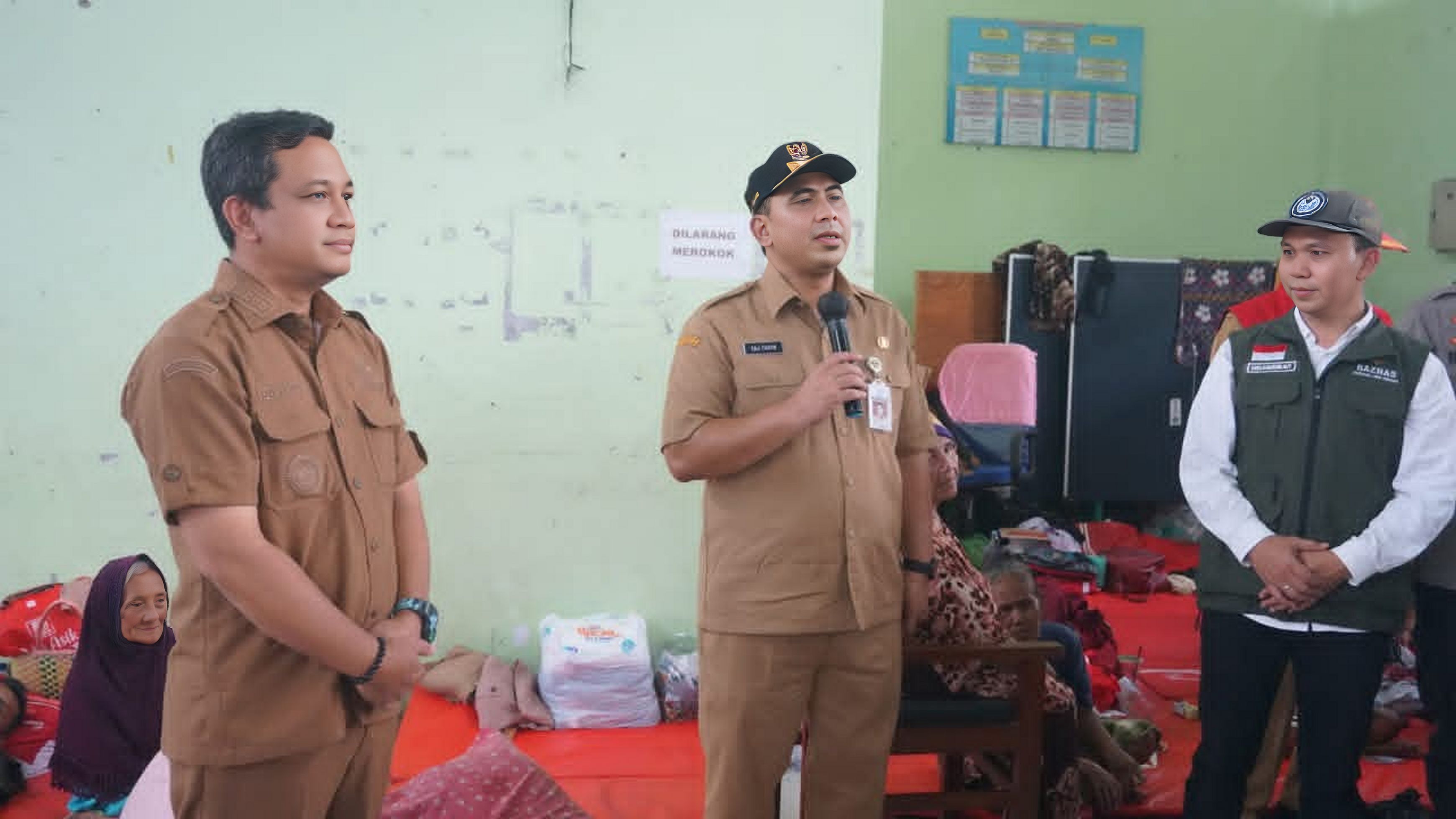 PENGUNGSI - WaliKota Pekalongan Mas Aaf dan Wagub Jateg&nbsp;Taj Yasin saat meninjau lokasi pegungsian, di Masjid Al-Karomah, Senin (19/1/2026).
