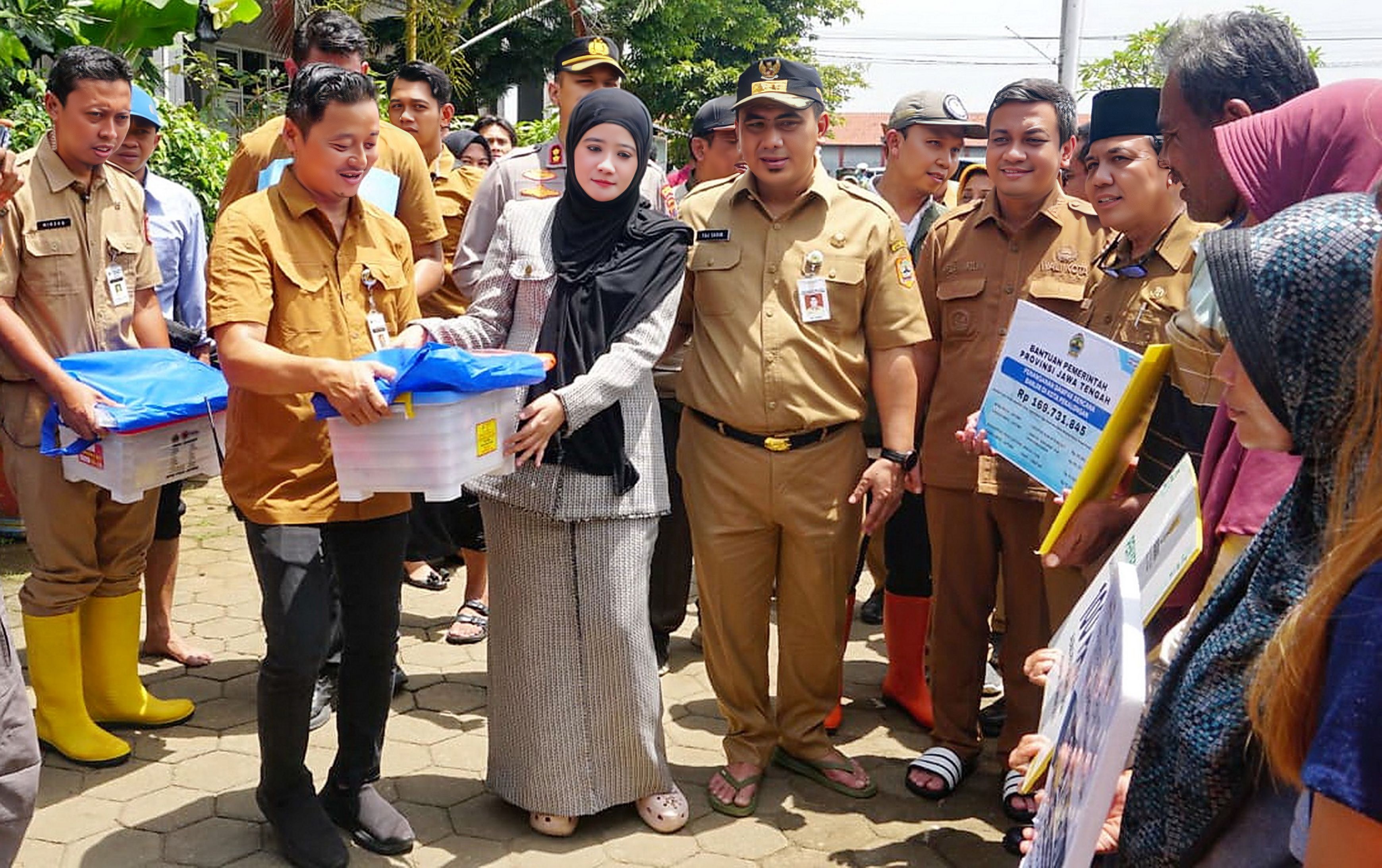 SERAHKAN BANTUAN - Wagub Jateng Taj Yasin Maimoen, saat serahkan bantuan kepada korban banjir di Kota Pekalongan, Senin (19/1/2026).