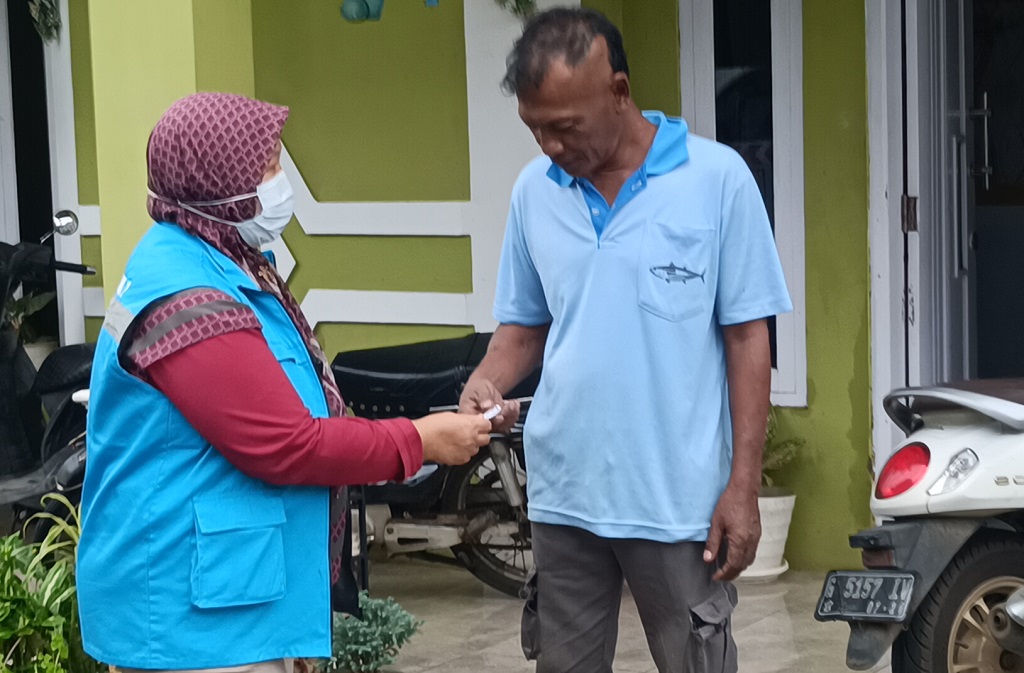 PENYAKIT KULIT: Salah satu petugas Puskesmas Batang 2, memberikan obat gatal berupa salep kepada warga terdampak banjir di Desa Klidang Lor, Kecamatan Batang.