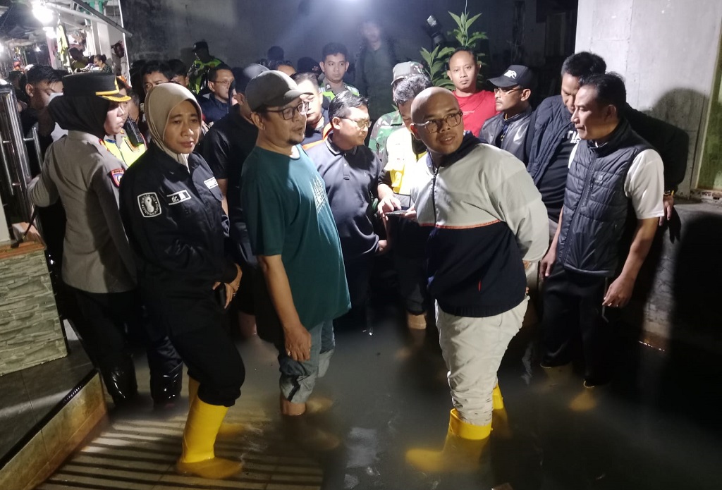 BENCANA: Bupati Batang M Faiz Kurniawan, bersama Forkopimda meninjau banjir di Karangasem Utara.