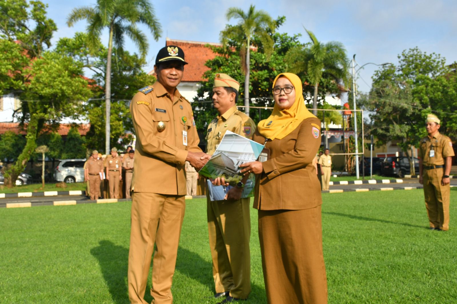 PENDIDIKAN: Wakil Bupati Batang Suyono, menyerahkan SK PPPK Guru usai apel pagi di halaman Pendopo Kabupaten Batang.