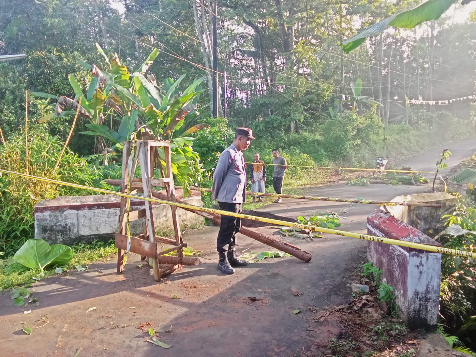 DITUTUP: Jembatan Randukuning, Desa Harjosari, Kecamatan Doro, Kabupaten Pekalongan, masih ditutup total.