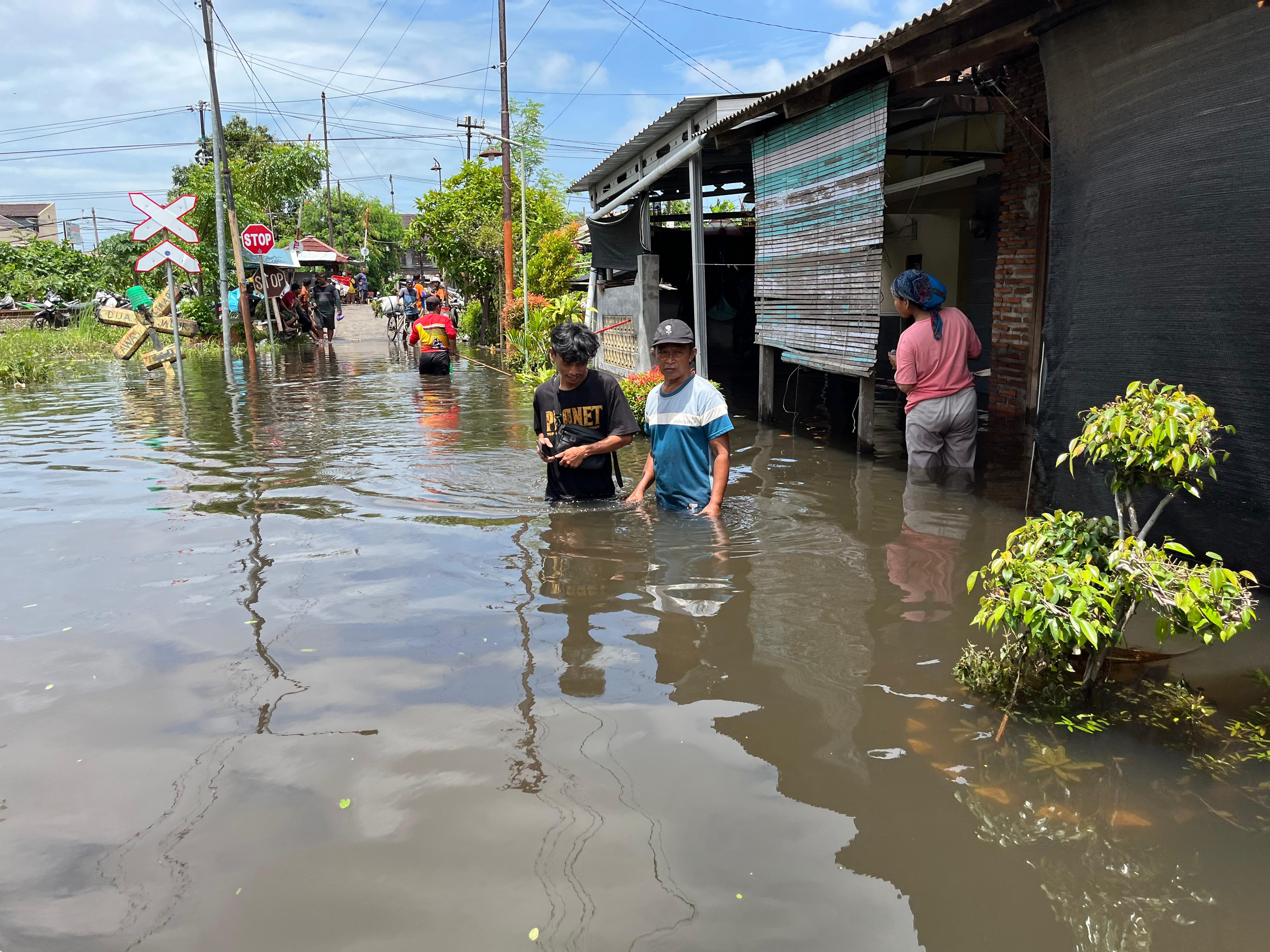 BANJIR: Kondisi genangan di salah satu titik banjir Desa Pacar, Kecamatan Tirto, Kabupaten Pekalongan, Senin (19/1/2026).