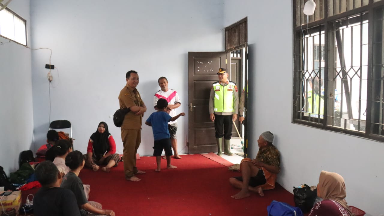 BANJIR: Kapolres Pekalongan AKBP Rachmad C. Yusuf saat meninjau posko pengungsian banjir di Desa Pait, Kecamatan Siwalan, Senin (19/1/2026).