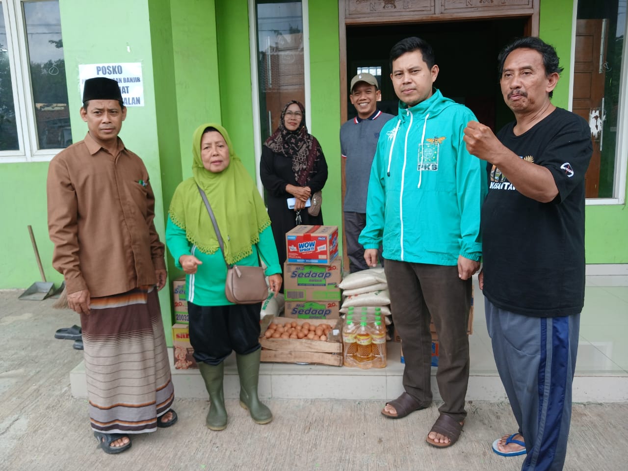 BANTU LOGISTIK: Fraksi PKB DPRD Kabupaten Pekalongan saat menyalurkan bantuan untuk korban banjir.