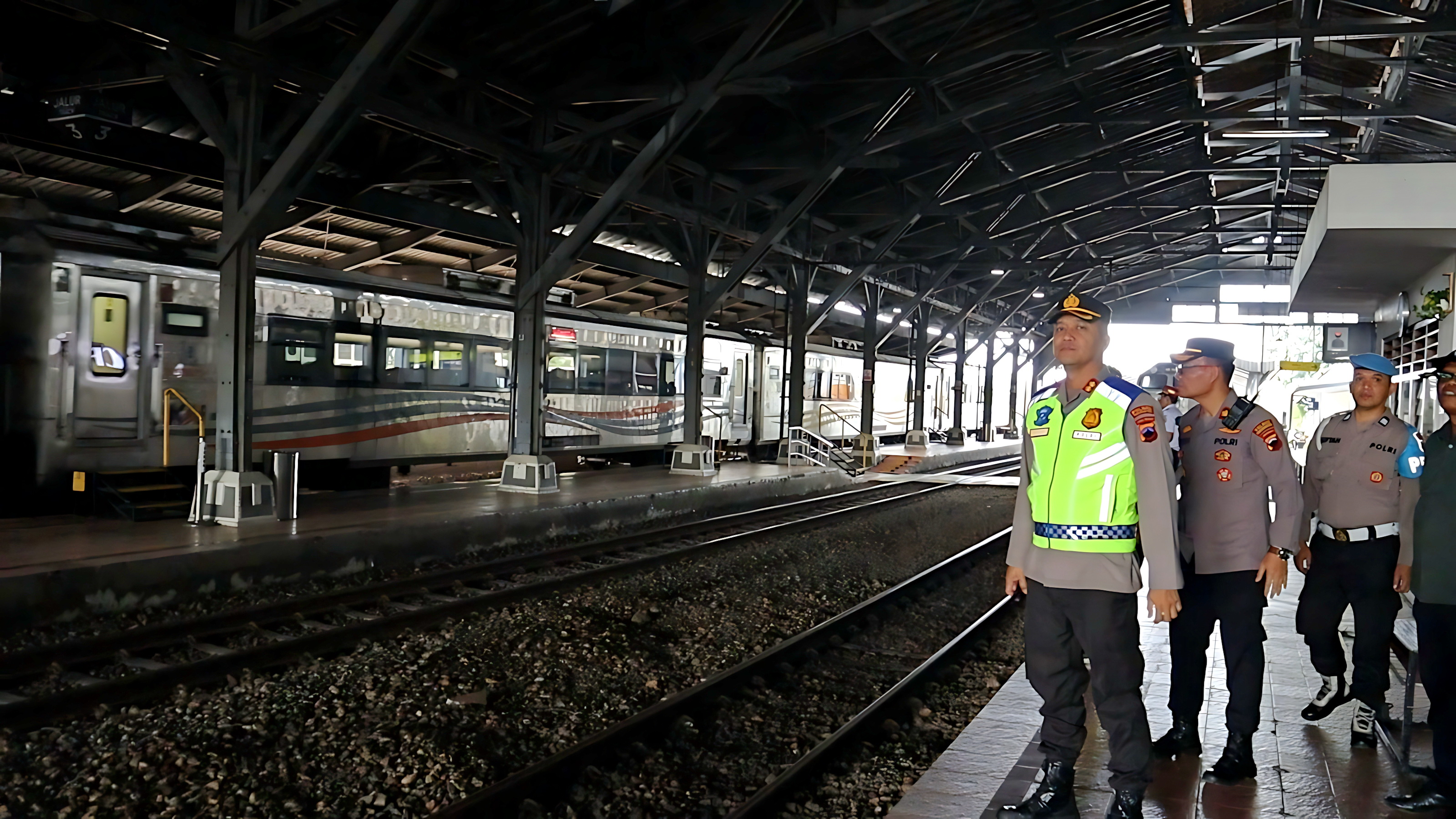 PANTAU REL - Kapolres Pekalongan Kota Bersama jajaran, saat meninjau langsung kondisi rel, di stasiun&nbsp;Kota Pekalongan, Senin (19/1/2026).