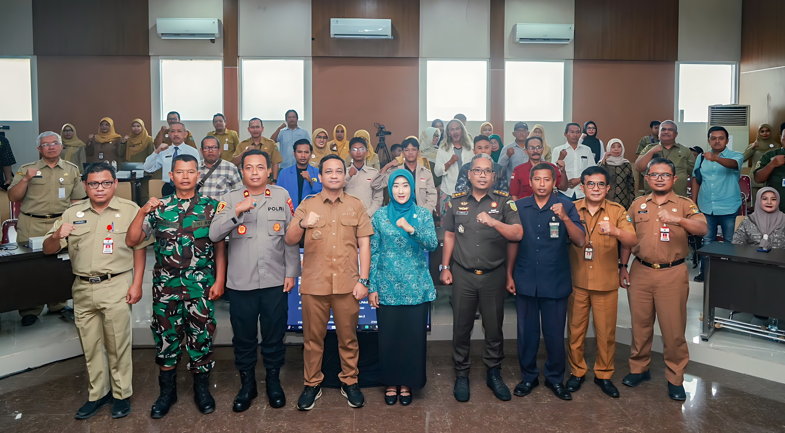 FOTO BERSAMA - Walikota Aaf berfoto bersama dengan&nbsp;peserta Forum Konsultasi Publik&nbsp;RKPD 2027, di ruang Buketan, Selasa (20/1/2026).