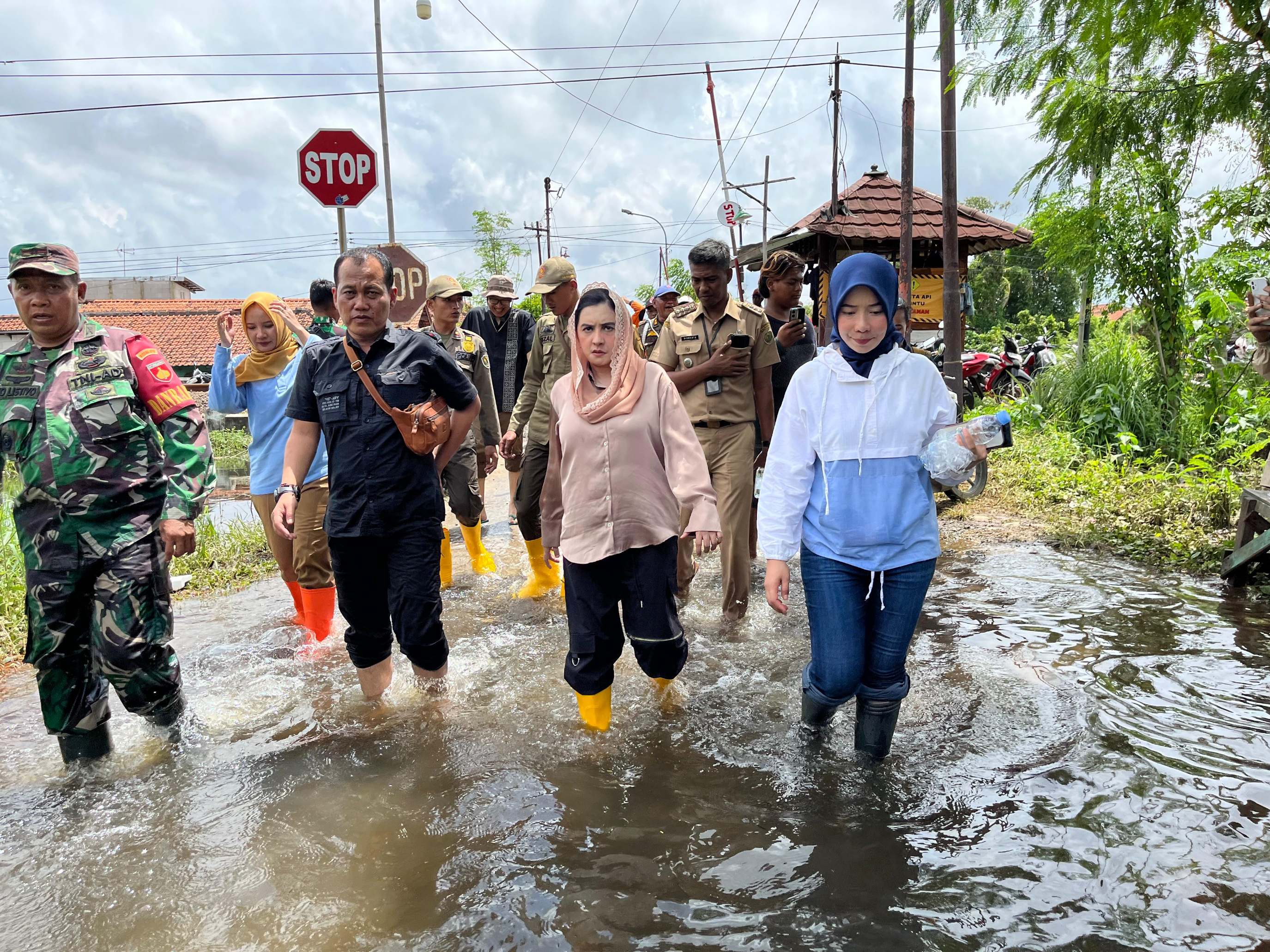 TINJAU LOKASI: Bupati Pekalongan Fadia Arafiq saat berjalan menuju lokasi banjir dan posko pengungsian masjid Nurul Hasan, Desa Pacar, Kecamatan Tirto, Senin (19/1/2026).