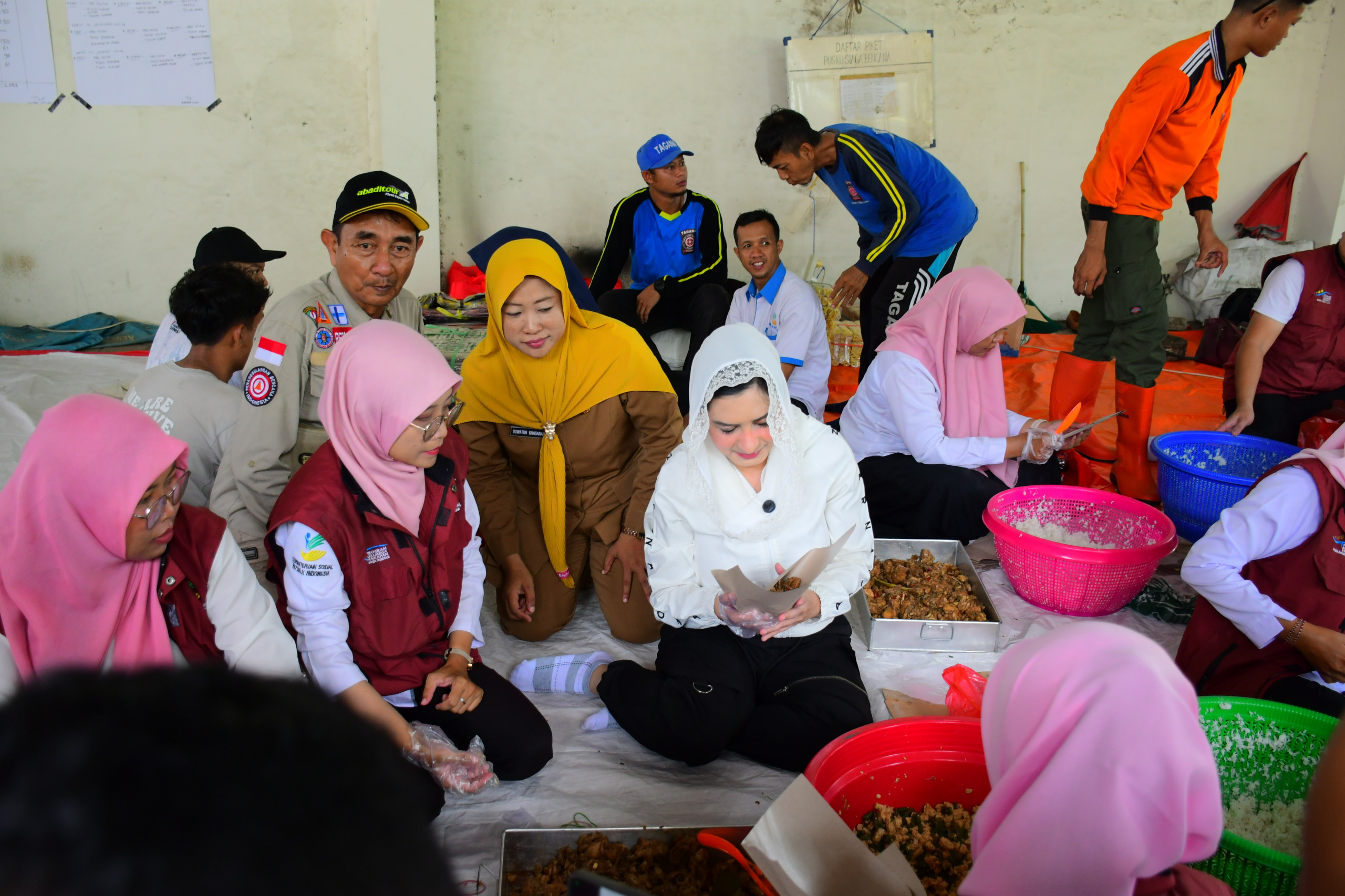 CEK DAPUR UMUM: Bupati Pekalongan Fadia Arafiq saat mengecek dapur umum korban banjir di Kecamatan Tirto, Senin (19/1/2026).