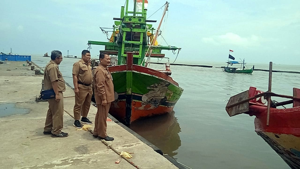 TINJAUAN: Plt Kepala DKP Batang, Agung Wisnu Bharata, saat meninjau proses pengerukan di Muara Sungai Sambong, TPI Klidang Lor.