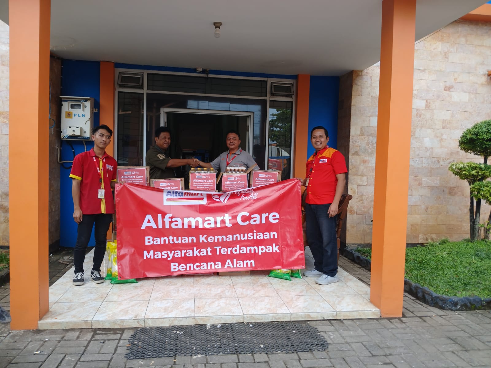 SERAHKAN BANTUAN - Tim Alfamart Cabang Tegal saat serahkan bantuan untukkorban banjir, di BPBD Kota Pekalongan, Selasa (20/1/2026).