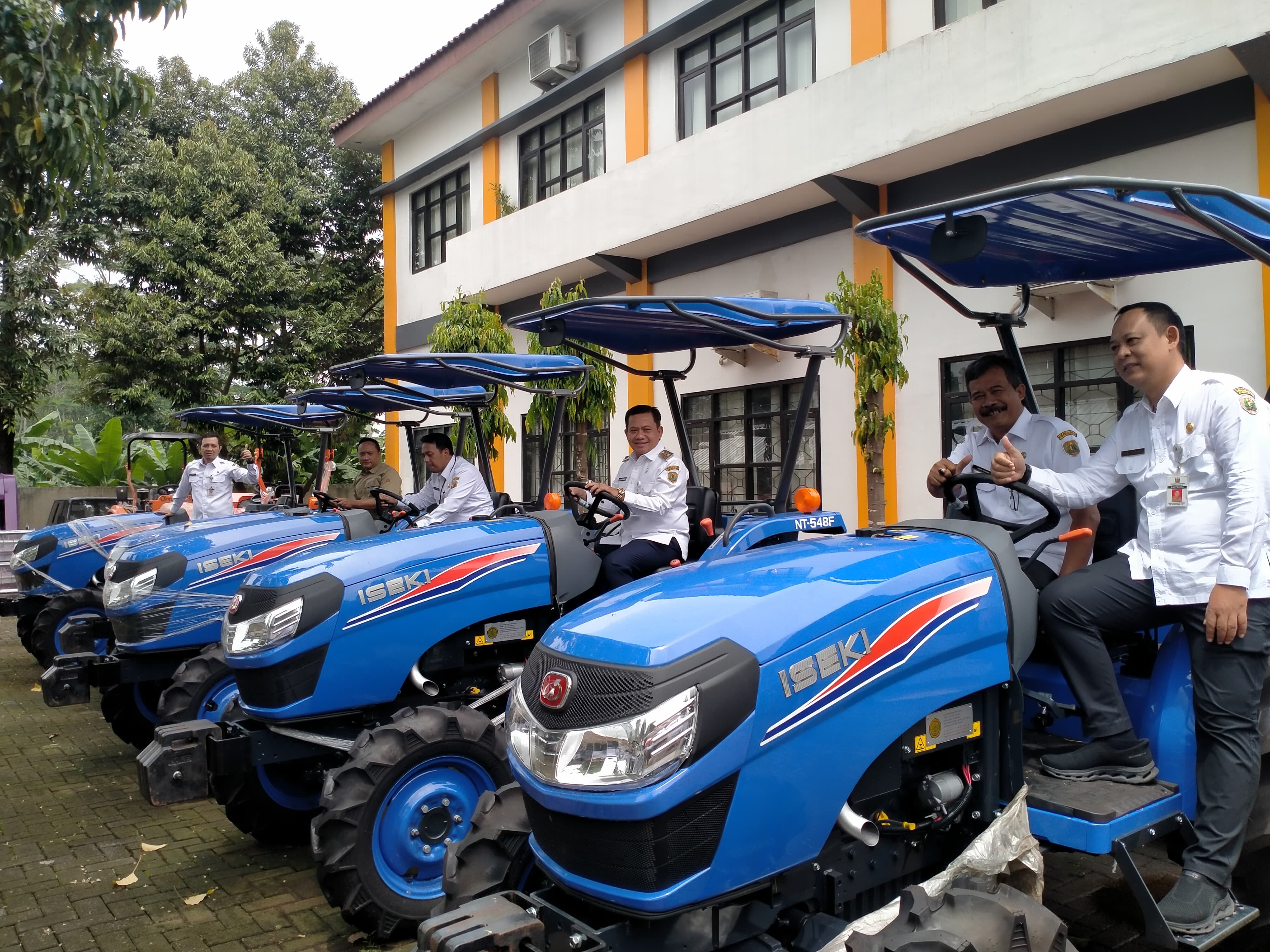 KETAHANAN PANGAN: Wakil Bupati Pekalongan Sukirman dan sejumlah pejabat saat menaiki traktor bantuan dari pemerintah pusat, di kantor DKPP setempat, Rabu (21/1/2026).