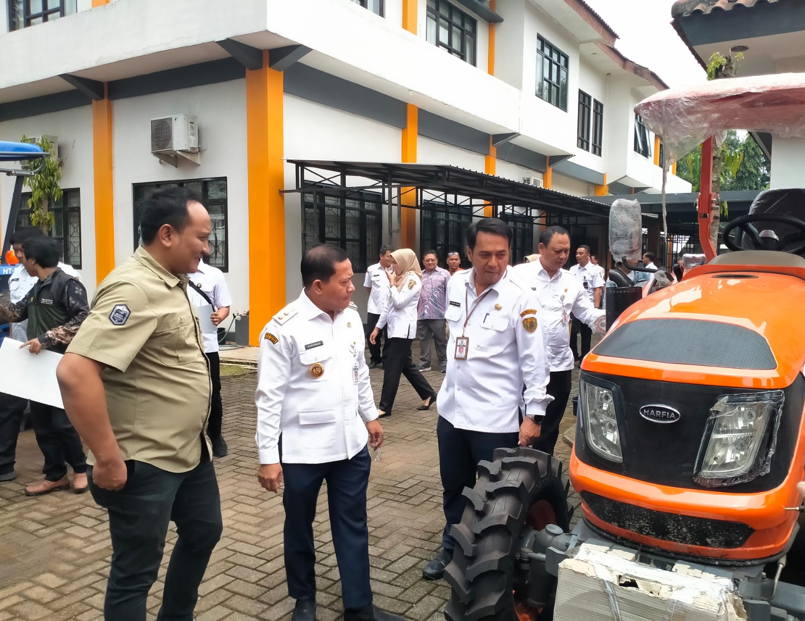 KETAHANAN PANGAN: Wakil Bupati Pekalongan Sukirman meninjau alsintan bantuan dari pemerintah pusat untuk petani, Rabu (21/1/2026).