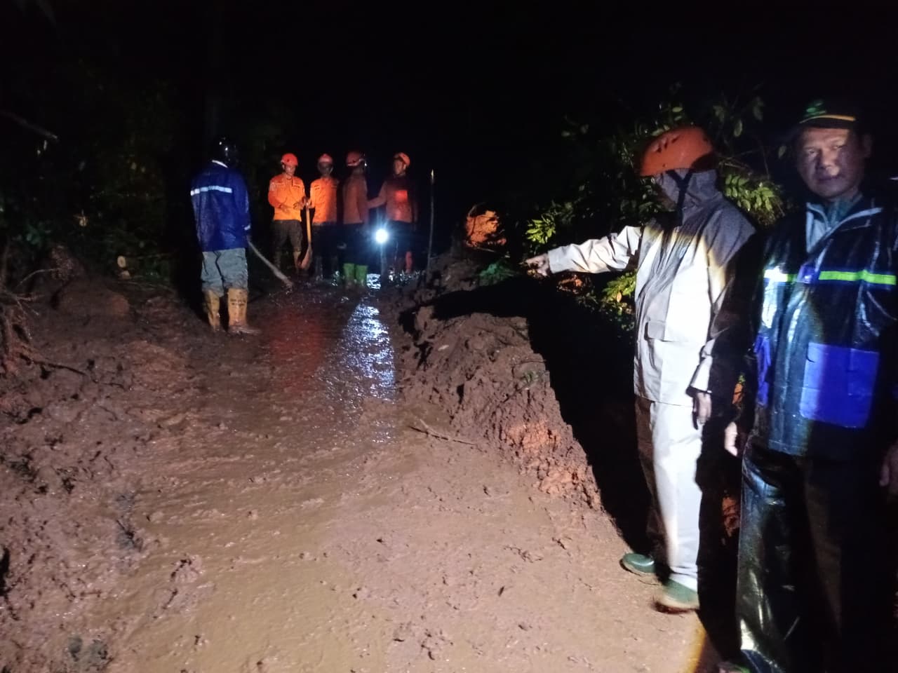 LONGSOR: Kondisi di lokasi usai sebagian material longsor telah berhasil disingkirkan.