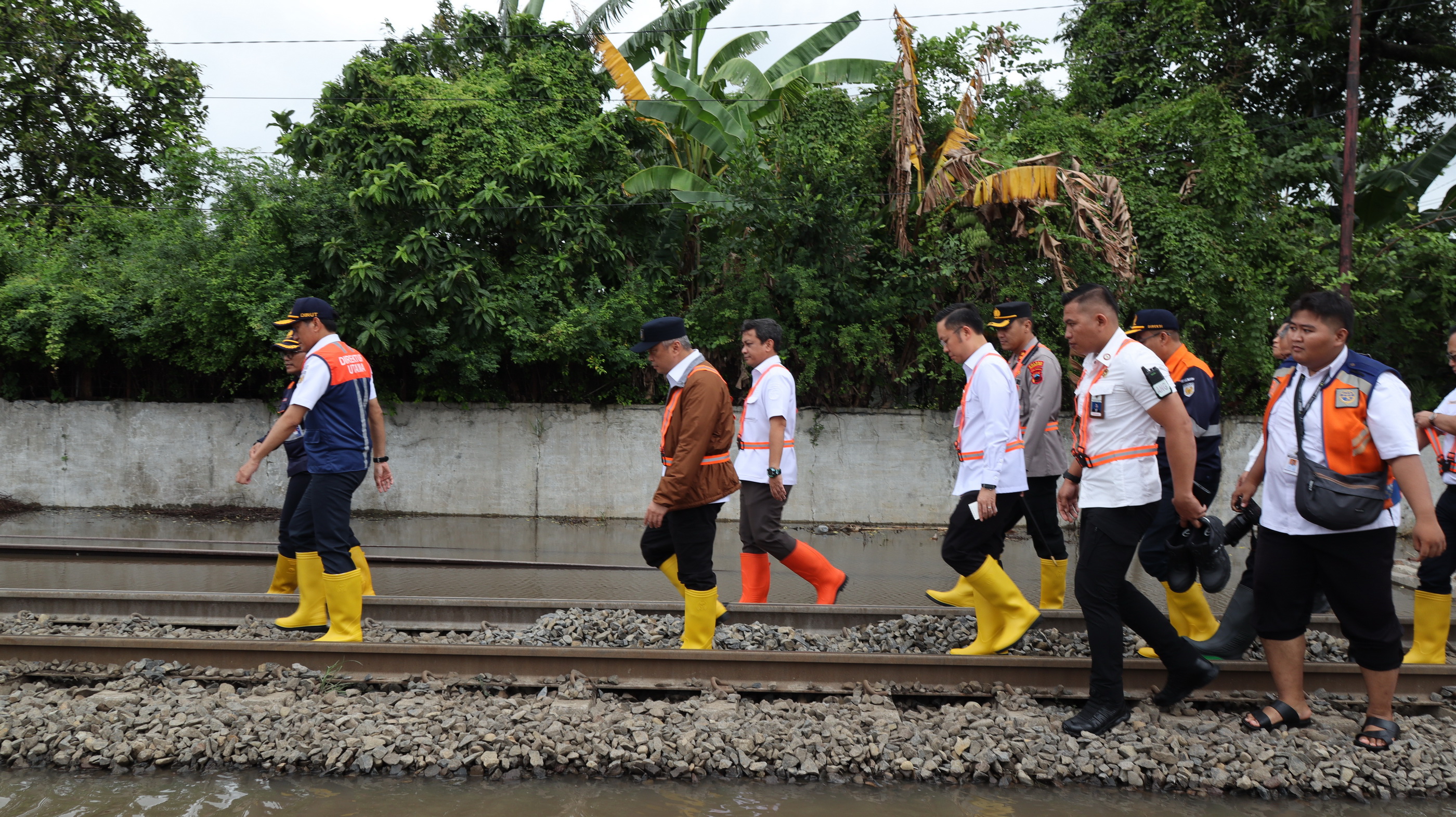 CEK REL KERETA - Menhub Dudy dan jajaran didampingi Walikota Aaf, saat meninjau langsung lokasi rel kereta api yang terendam banjir&nbsp;di Tirto Pekalongan, Rabu (21/1/2026).