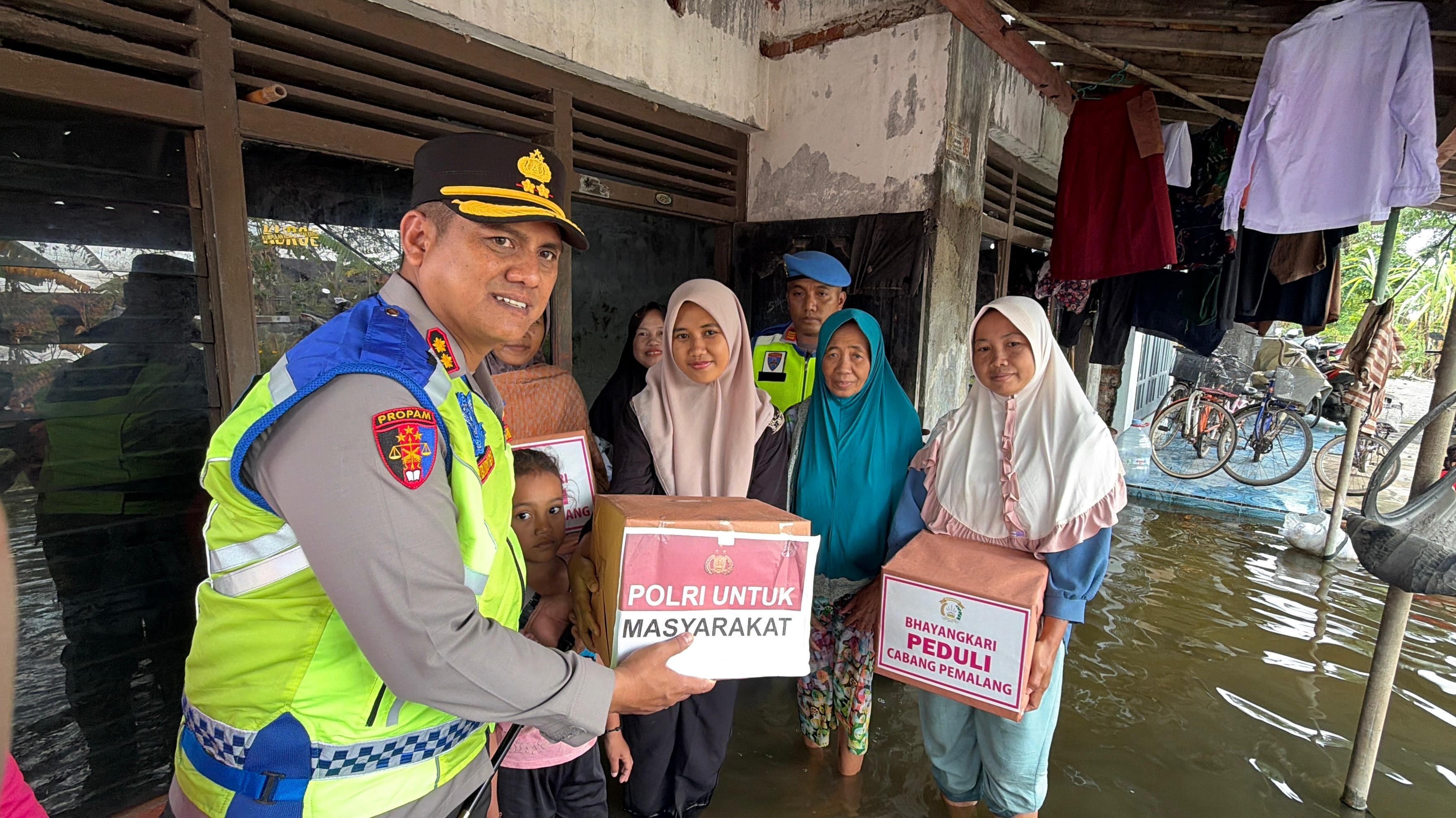 SERAHKAN LANGSUNG -&nbsp;Kapolres Pemalang AKBP Rendy bersama&nbsp;anggota turun langsung ke permukiman warga terdampak rob di Desa Tasikrejo, Rabu (21/1/2026).&nbsp;