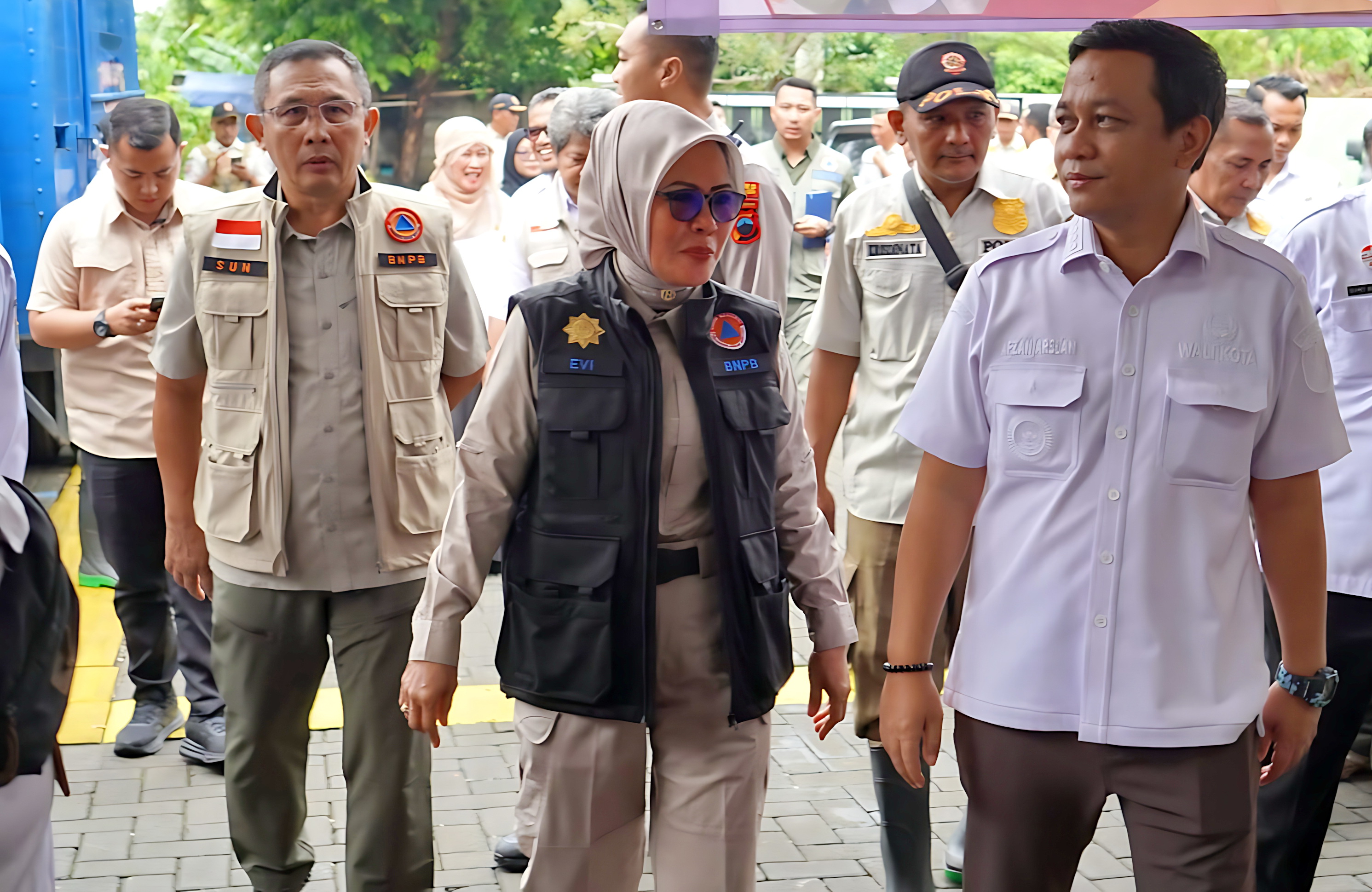 DAMPINGI - WaliKota Pekalongan Aaf saat dampingi Deputi Bidang Logistik dan Peralatan BNPB, Andi Eviana, saat penyerahan bantuan, pada Rabu siang (21/1/2026).