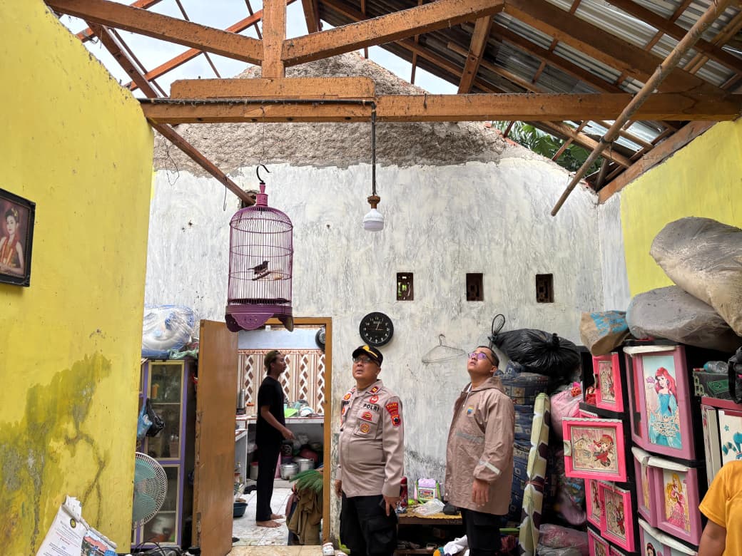 CUACA EKSTREM: Jajaran Polsek Kajen saat mengecek salah satu rumah terdampak angin kencang di Desa Pekiringan Alit, Kecamatan Kajen, Kabupaten Pekalongan, Rabu (21/1/2026).