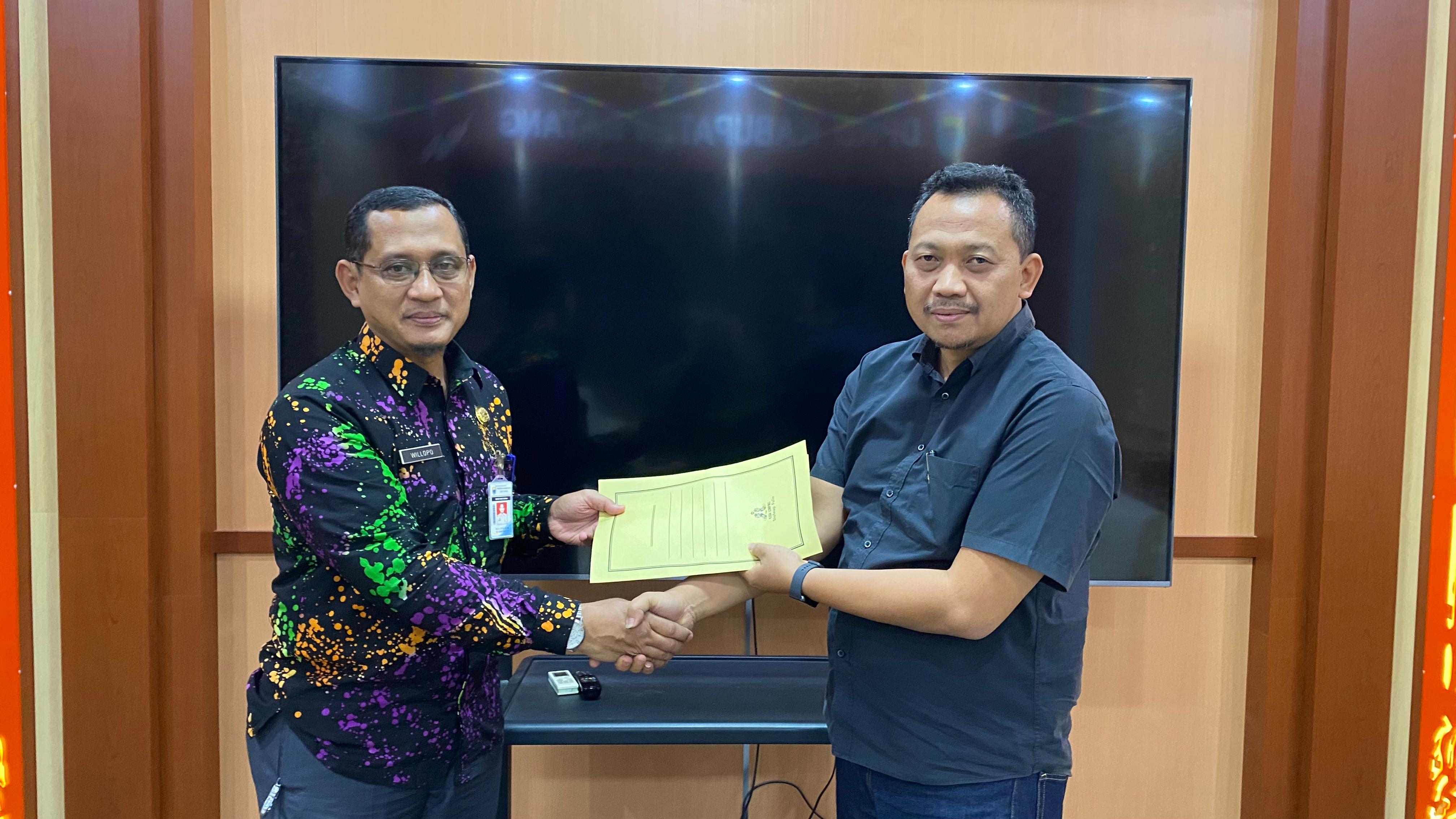 Ketua DPRD Kabupaten Batang saat menyerahkan bantuan pada Dinsos.