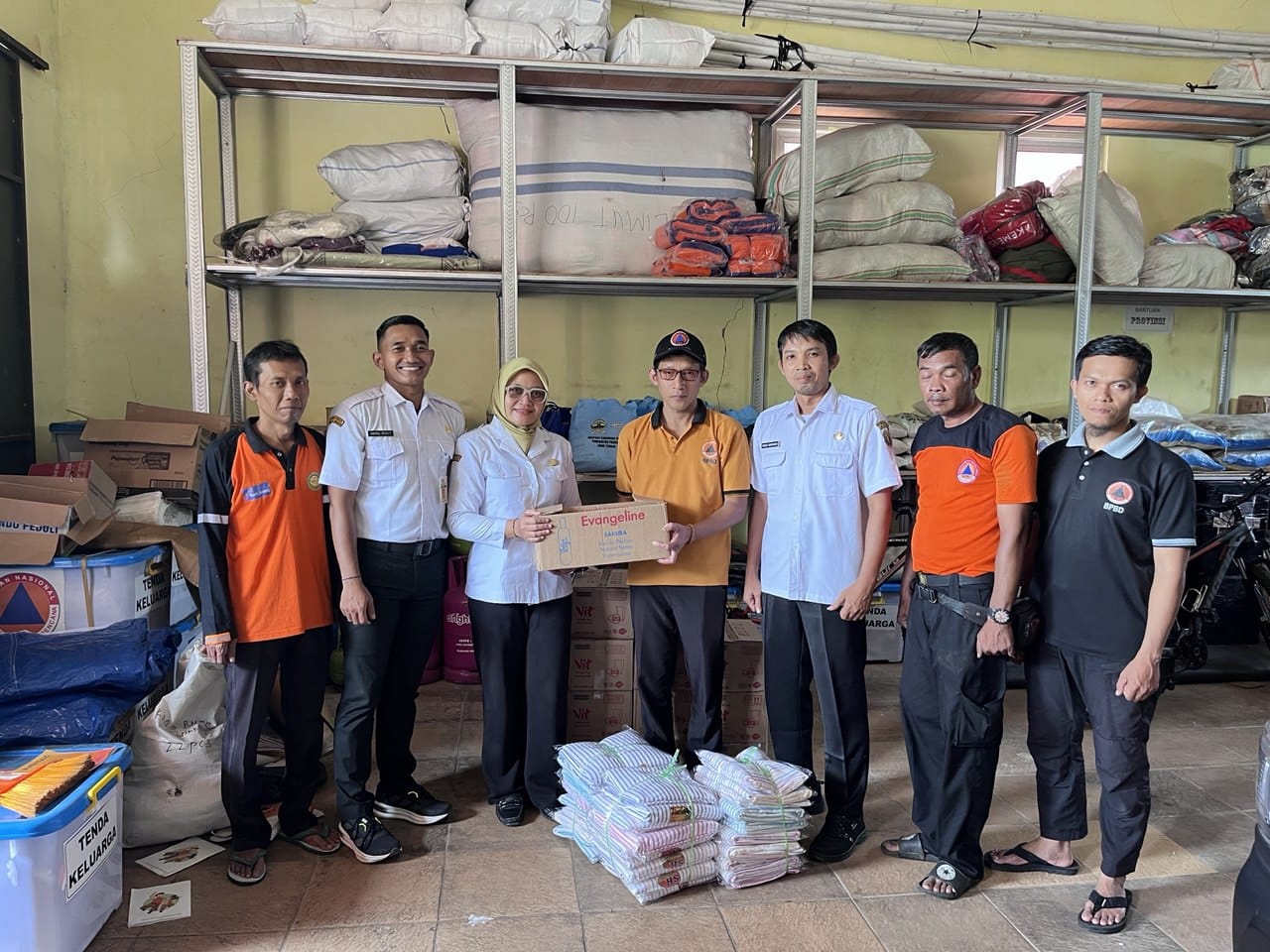 PEDULI: Pegawai RSUD Kraton Kabupaten Pekalongan Serahkan bantuan untuk korban banjir.