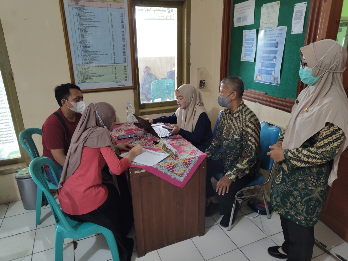 Warga saat menggunakan layanan BPJS Kesehatan keliling di Puskesmas Batang IV.