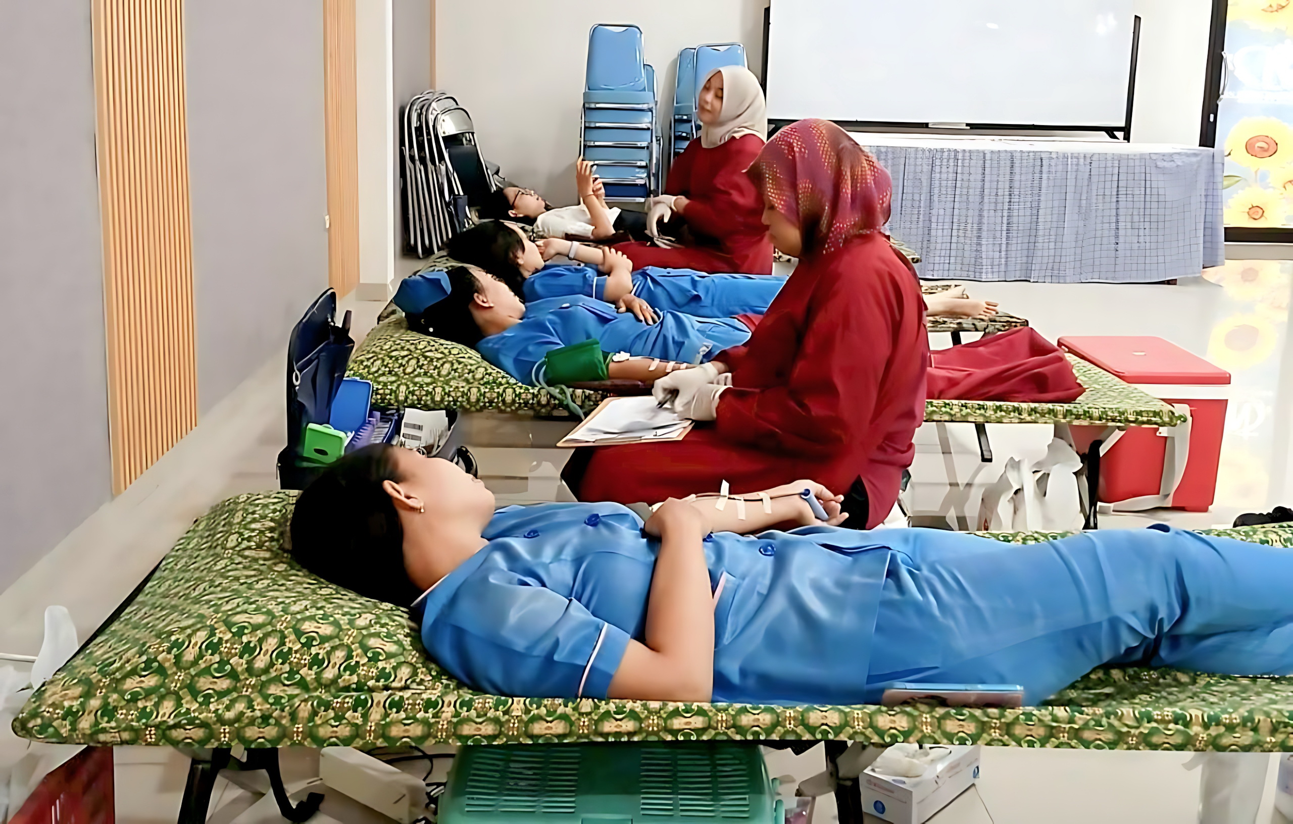 JEMPUT BOLA - Tim PMI Kota Pekalongan saat jemput bola pendonor di RS Budi Rahayu, beberapa waktu kemarin.