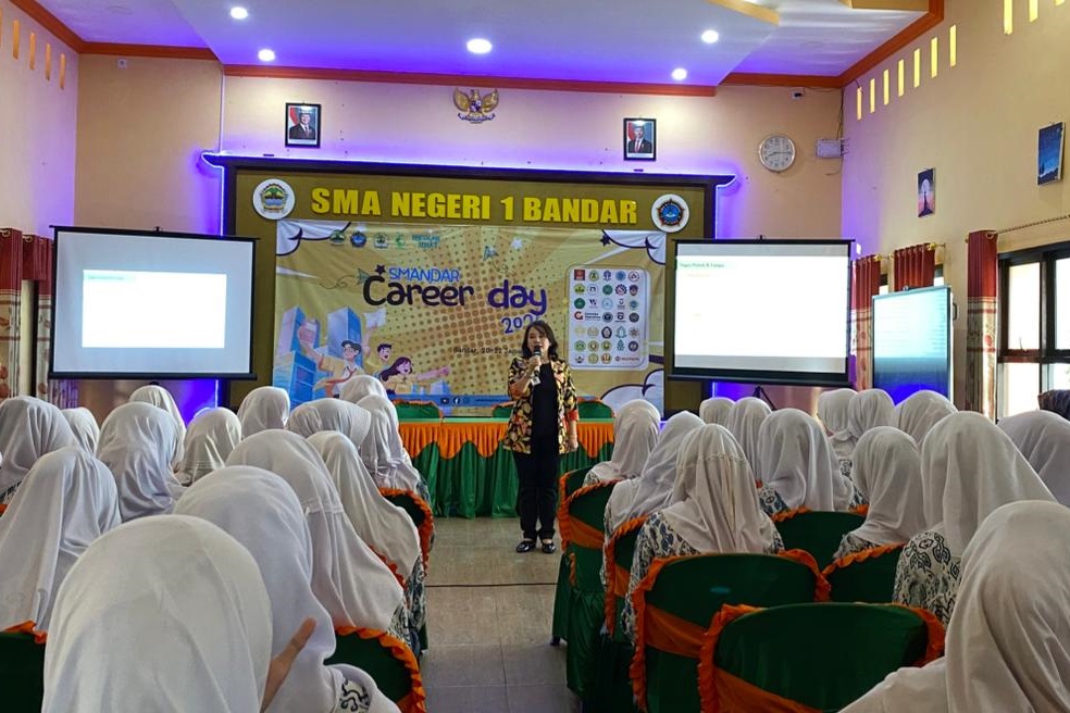 PELATIHAN: Suasana pengenalan dunia industri pada pelajar SMA di SMAN 1 Bandar.