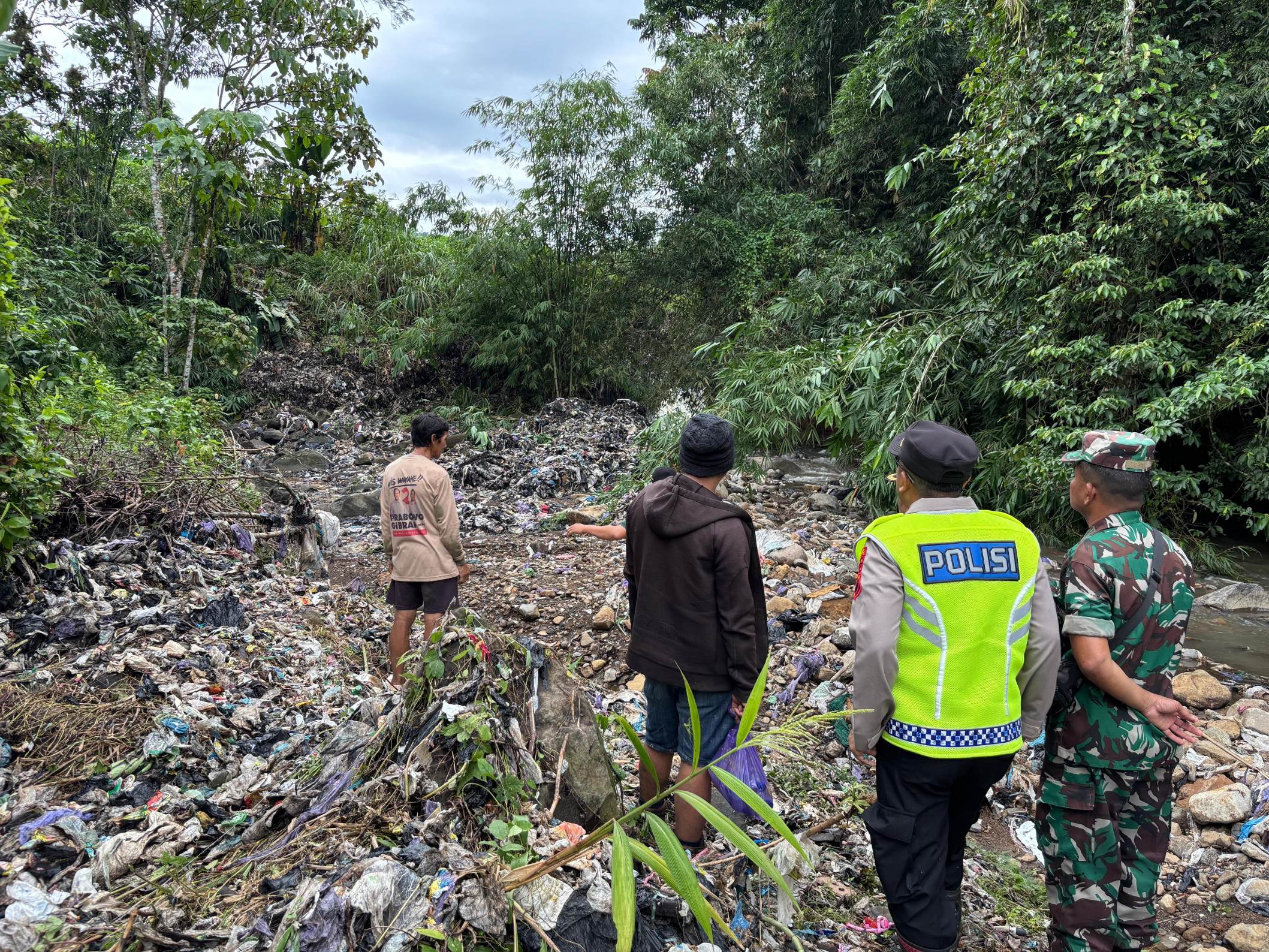 CEK LOKASI: Pihak Polsek Kajen bersama warga saat mengecek luberan sampah akibat longsornya TPA Bojonglarang, Kajen, Kabupaten Pekalongan.