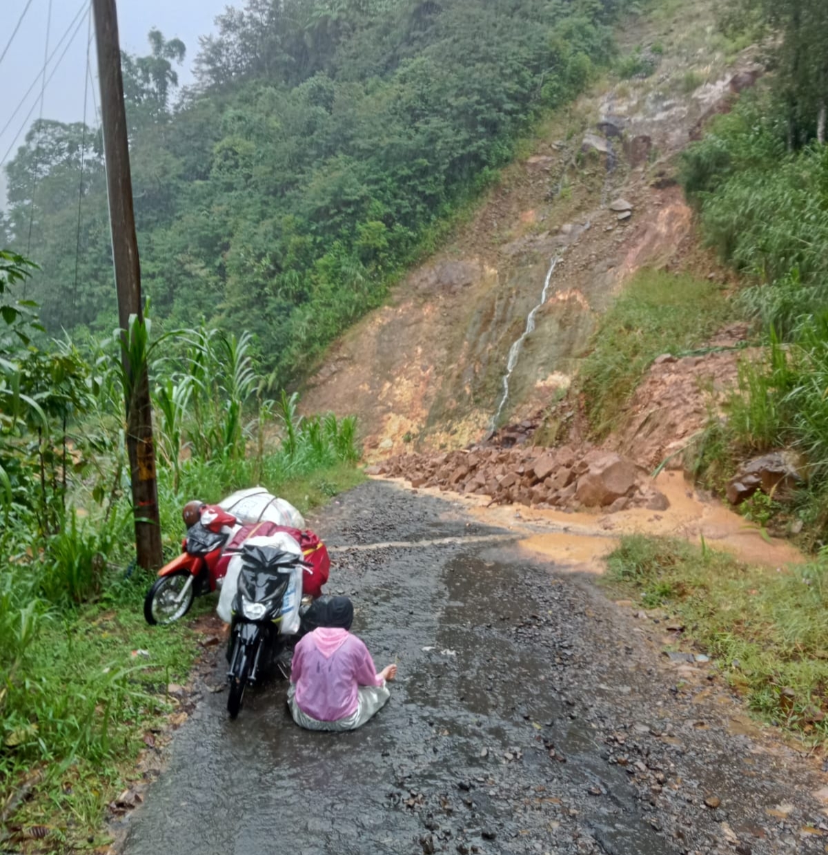 LONGSOR: Kondisi di jalan akses Dukuh Mudal-Dranan, Desa Yosorejo, Petungkriyono, Kabupaten Pekalongan, usai tertutup longsor dari Bukit Gunung Beser.