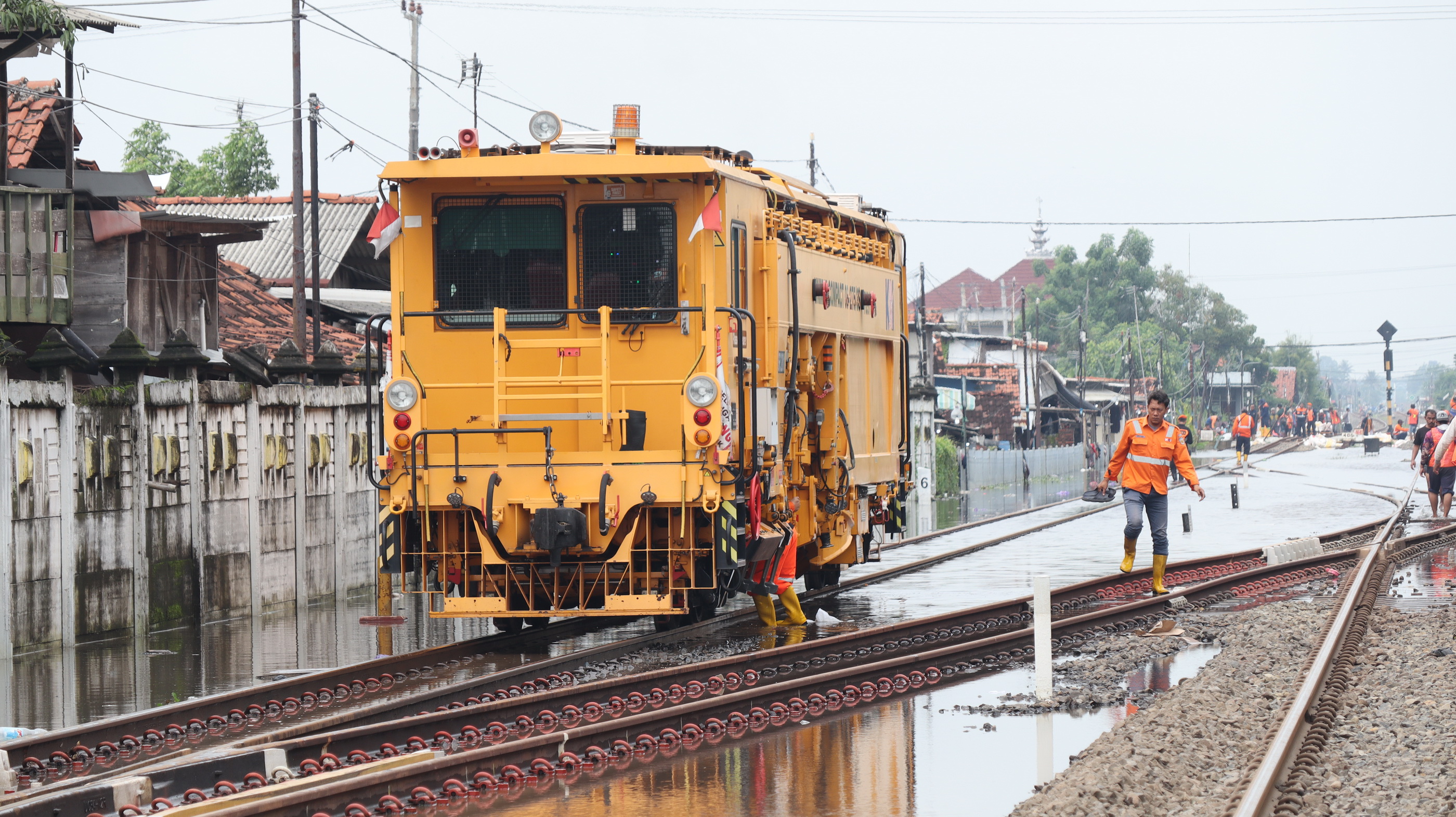 PERBAIKAN REL - Kereta Penolong Jalan Rel saat melakukan pengangkatan rel di jalur rel KA Pekalongan-Sragi Di dekat stasiun Pekalongan di wilayah Tirto.