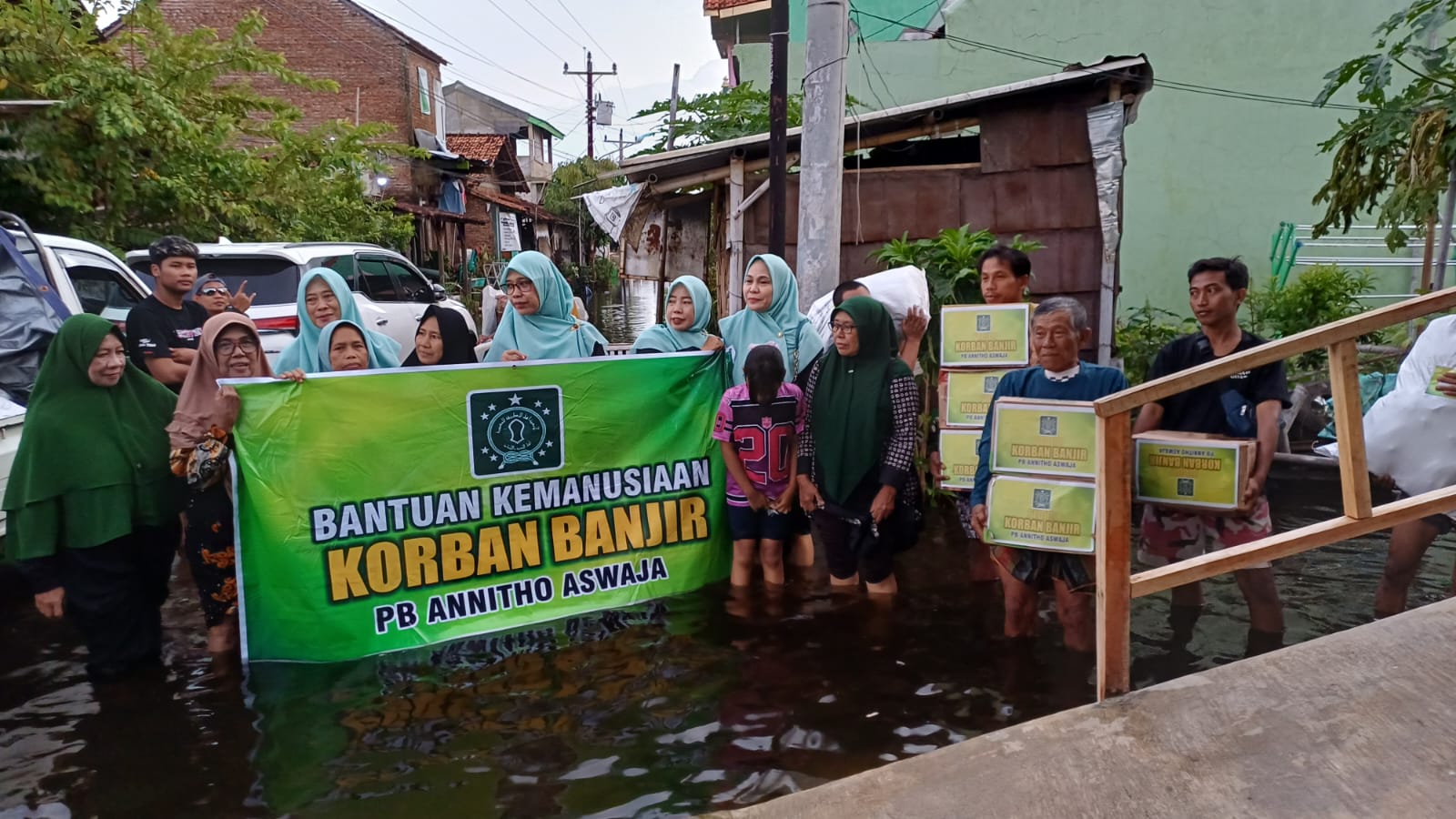 KIRIMKAN BANTUAN : Wakil Ketua PB Annitho Aswaja, Ny Hj. Zahroh Zaidi M.Pd bersama pengurus lainnya menyalurkan bantuan sembako ke beberapa wilayah di Kota Pekalongan pada Sabtu sore (17/1/2026).