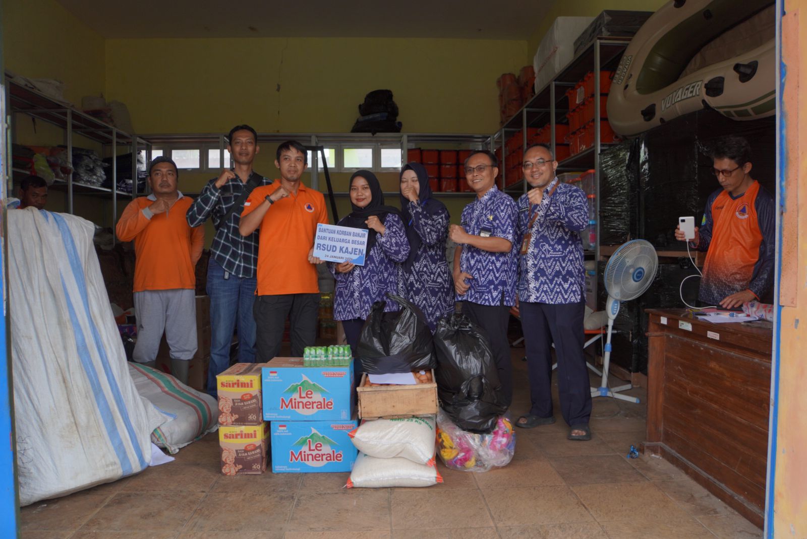 PEDULI: Perwakilan Civitas RSUD Kajen saat menyerahkan bantuan untuk korban banjir melalui BPBD.