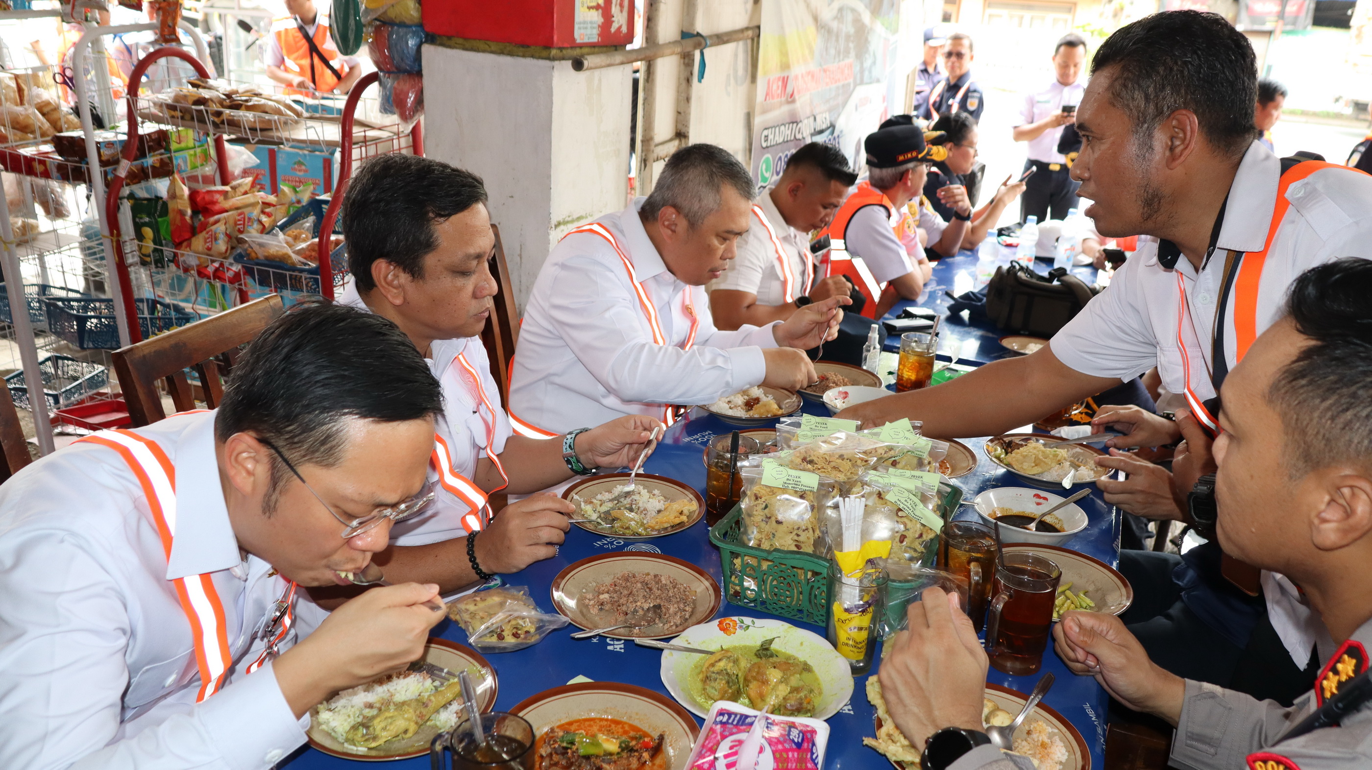 SANTAP - Menhub Dudy saat bersantap kuliner&nbsp;khas Pekalongan ditemani Walikota&nbsp;Mas Aaf di Warung Pojok, beberapa waktu kemarin.