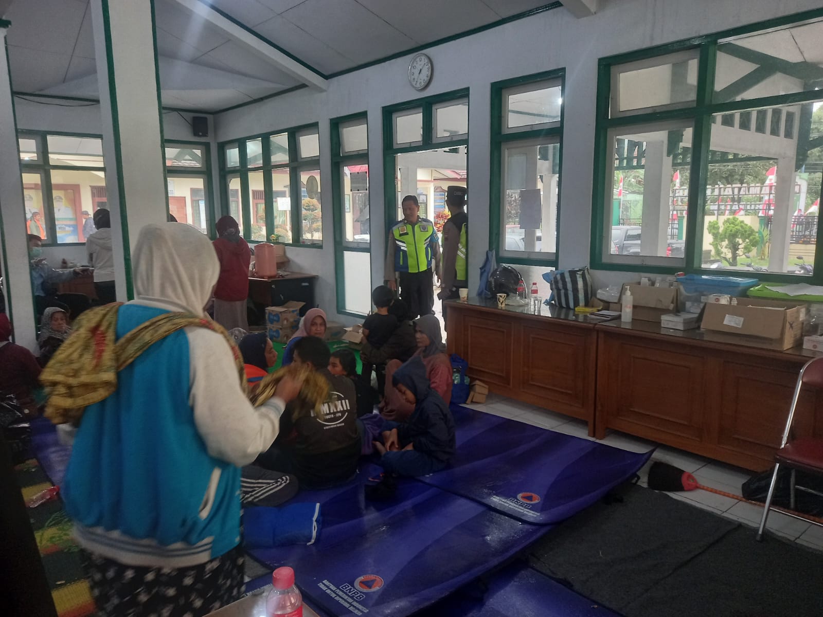 EVAKUASI - Warga korban banjir bandang, usai dievakuasi oleh Anggota Polres Pemalang.