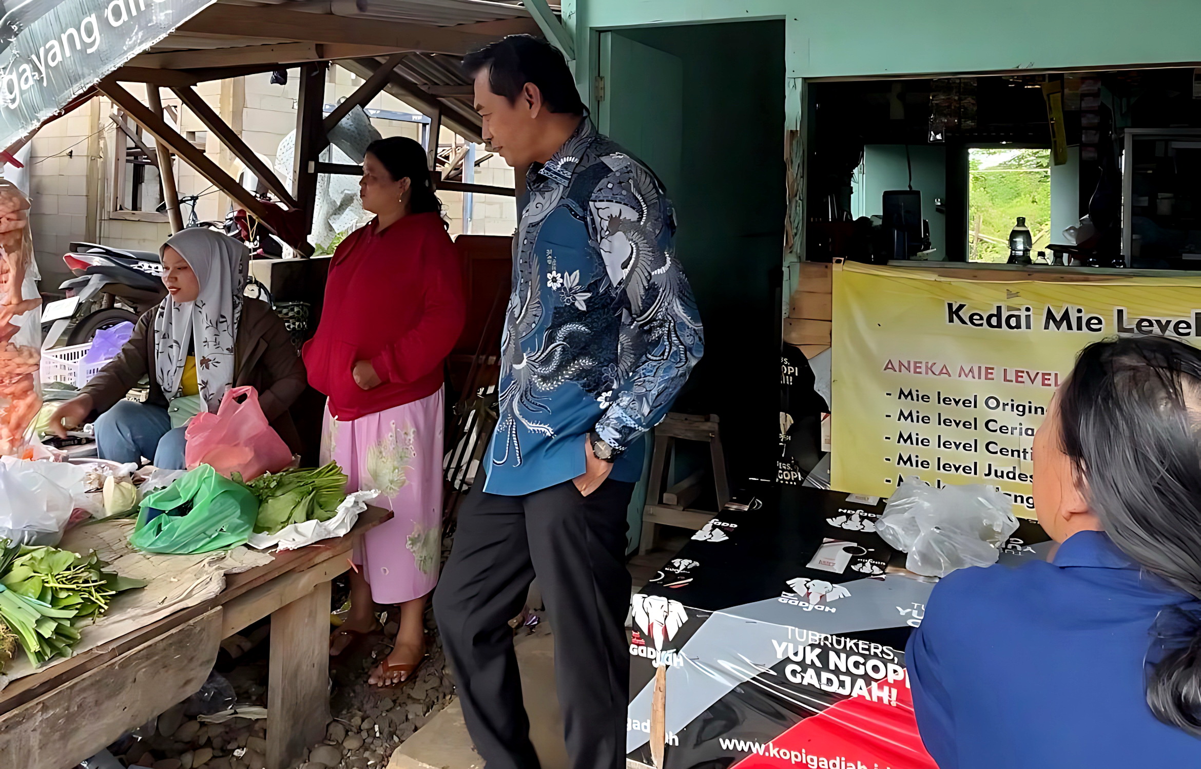 MAKAN DI WARUNG - Di sela-sela kunjungan ke lapangan, Wabup Suyono selalu menyempatkan diri mampir ke warung, untuk makan dan mentraktir warga setempat.