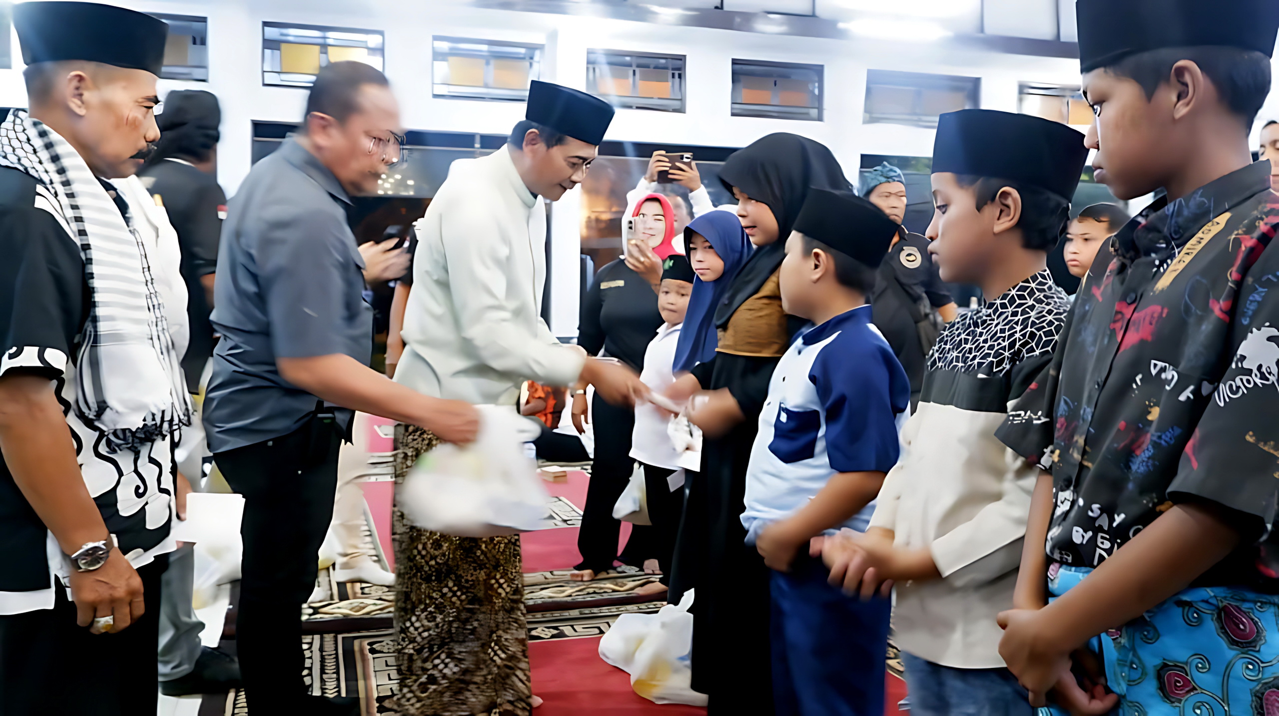 SANTUNAN ANAK YATIM - Saat event tertentu, terutama keagamaan, Wabup Suyono selalu berikan santunan kepada anak yatim piatu.