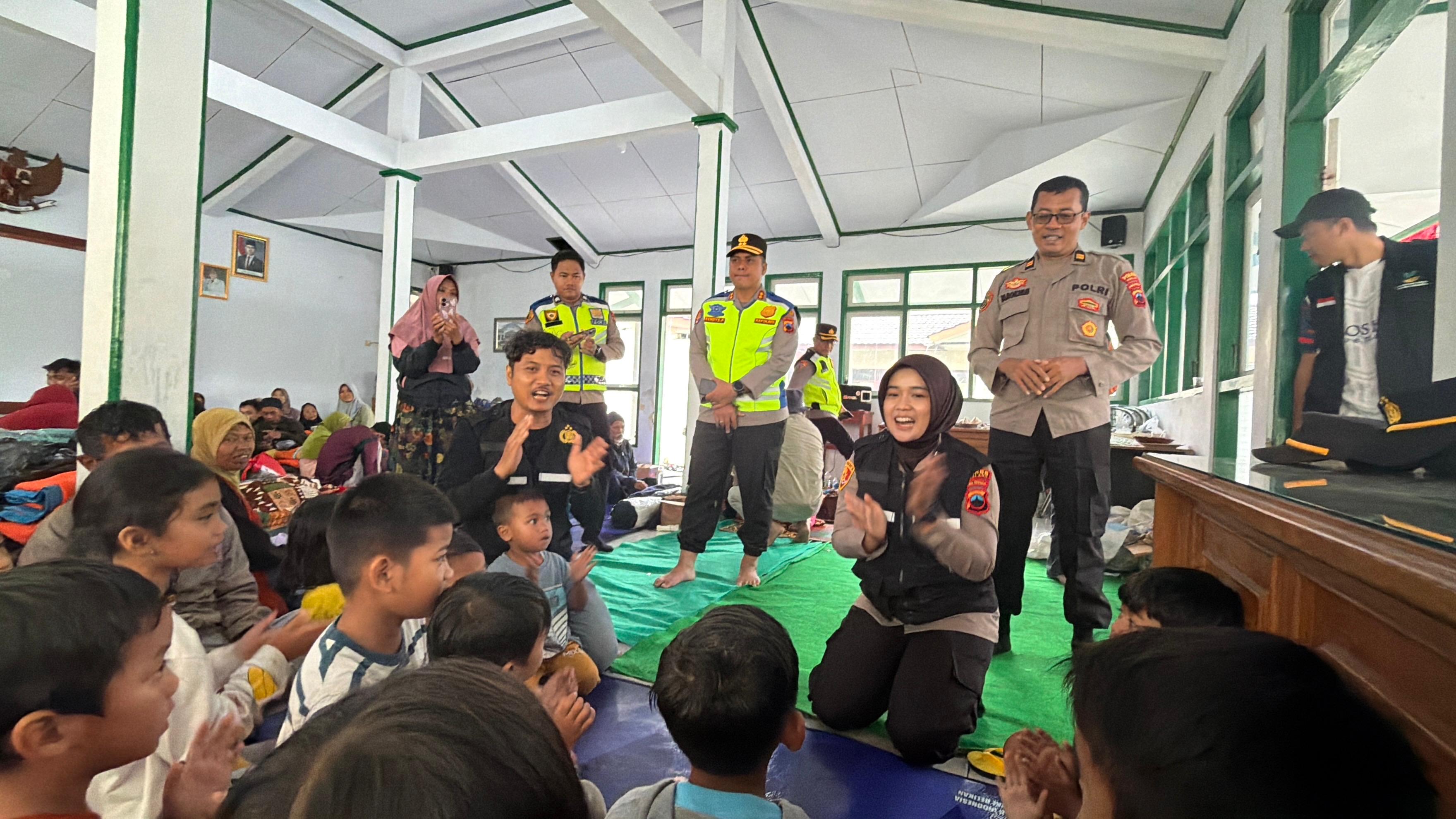 TRAUMA HEALING - Tim Polres dan Bhayangkari Pemalang, saat menggelar trauma healing bagi ratusan warga terdampak banjir, Minggu (25/1/2026).