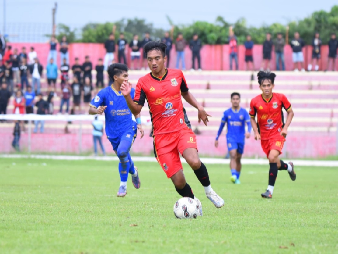 Pemain Persibat Batang menggiring bola saat laga kontra PSD Demak.