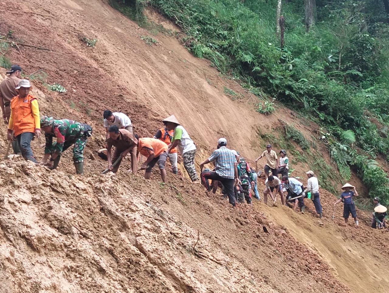 MASIH LUMPUH: Dua jalur poros Desa Depok, Kecamatan Lebakbarang, Kabupaten Pekalongan, masih lumpuh karena tertutup longsor. Petugas terus mengupayakan akses daurat, Senin (26/1/2026).
