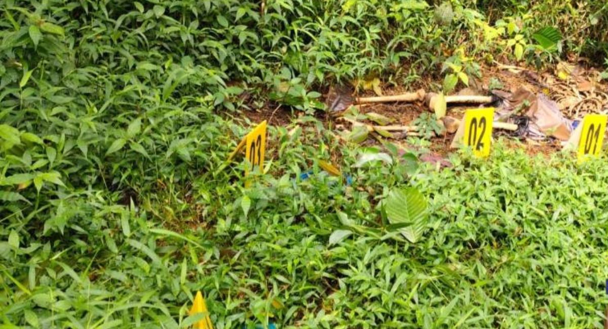 KERANGKA: Aparat Kepolisian saat berada di lokasi penemuan kerangka.