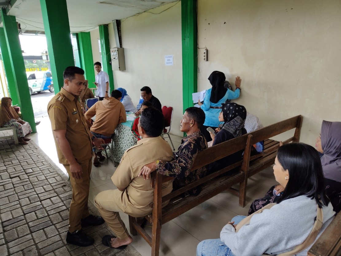 Camat Subah Muhammad Yasin saat meninjau layanan BPJS Kesehatan Keliling di Puskesmas Subah.